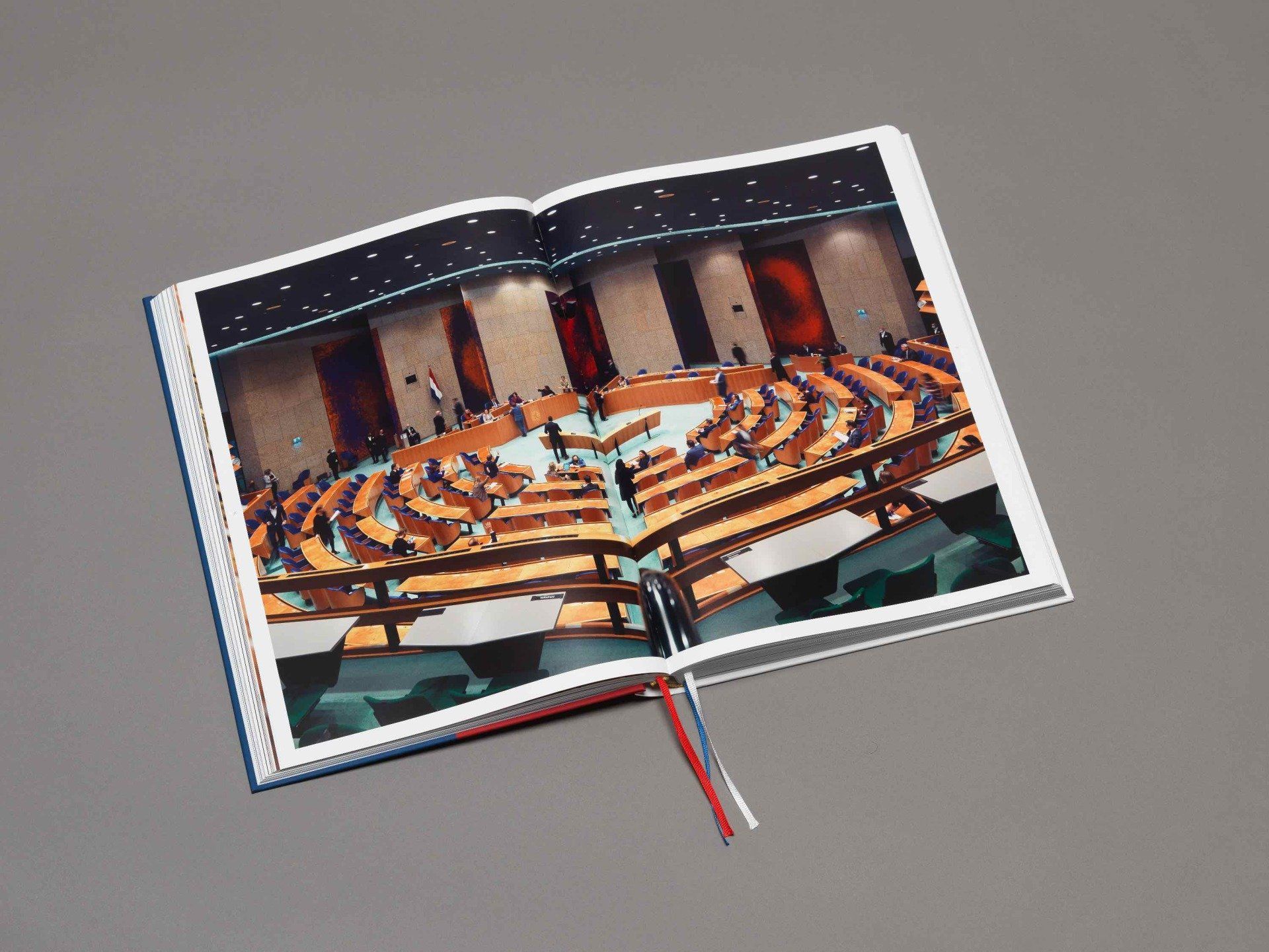 Dick Holthuis fotograaf van Document voor een Monument..  Hofboek 1. Vergadering in de plenaire zaal van de Tweede Kamer.