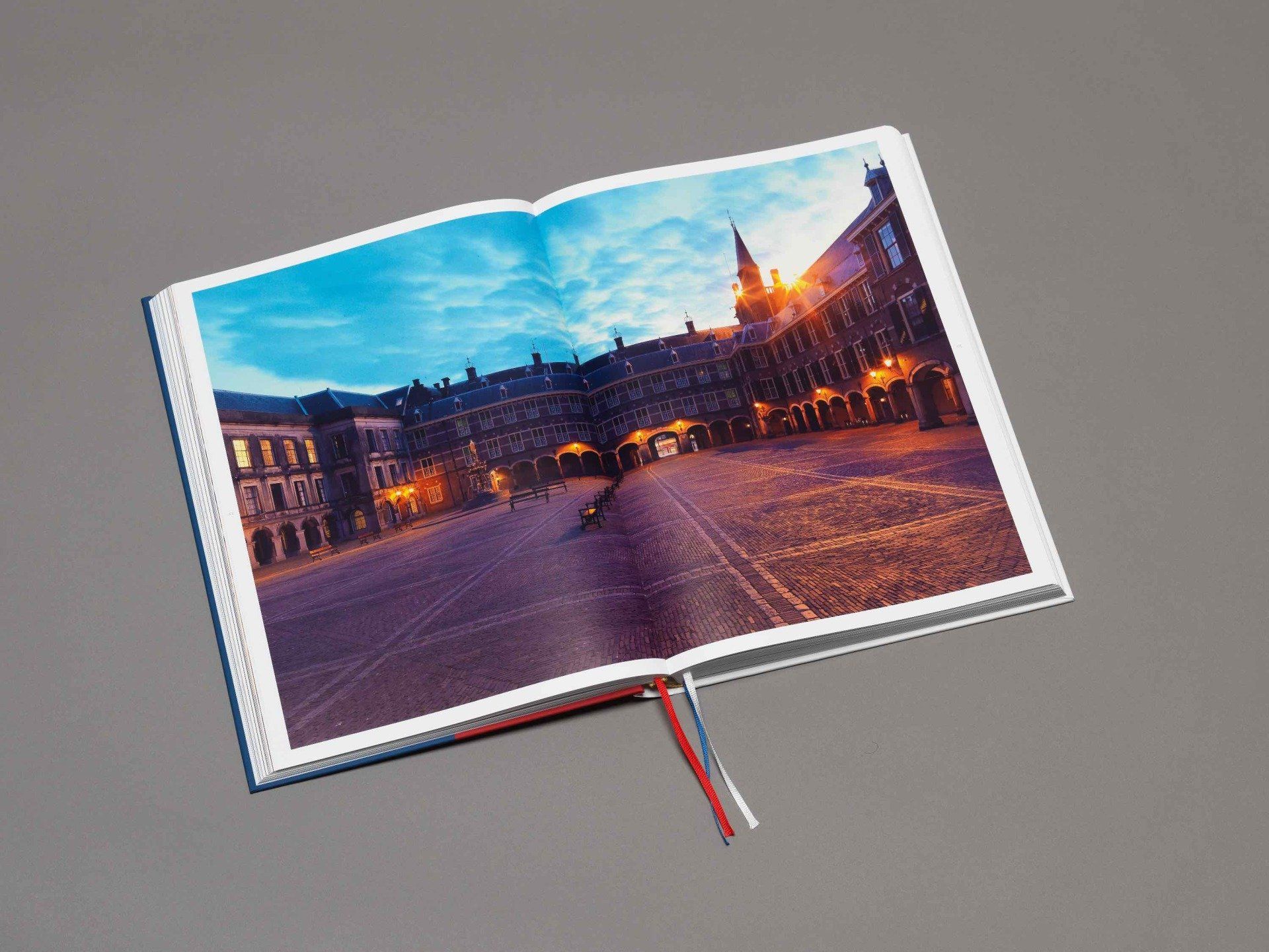 Dick Holthuis fotograaf en initiatiefnemer van Document voor een Monument.  Hofboek 1. 