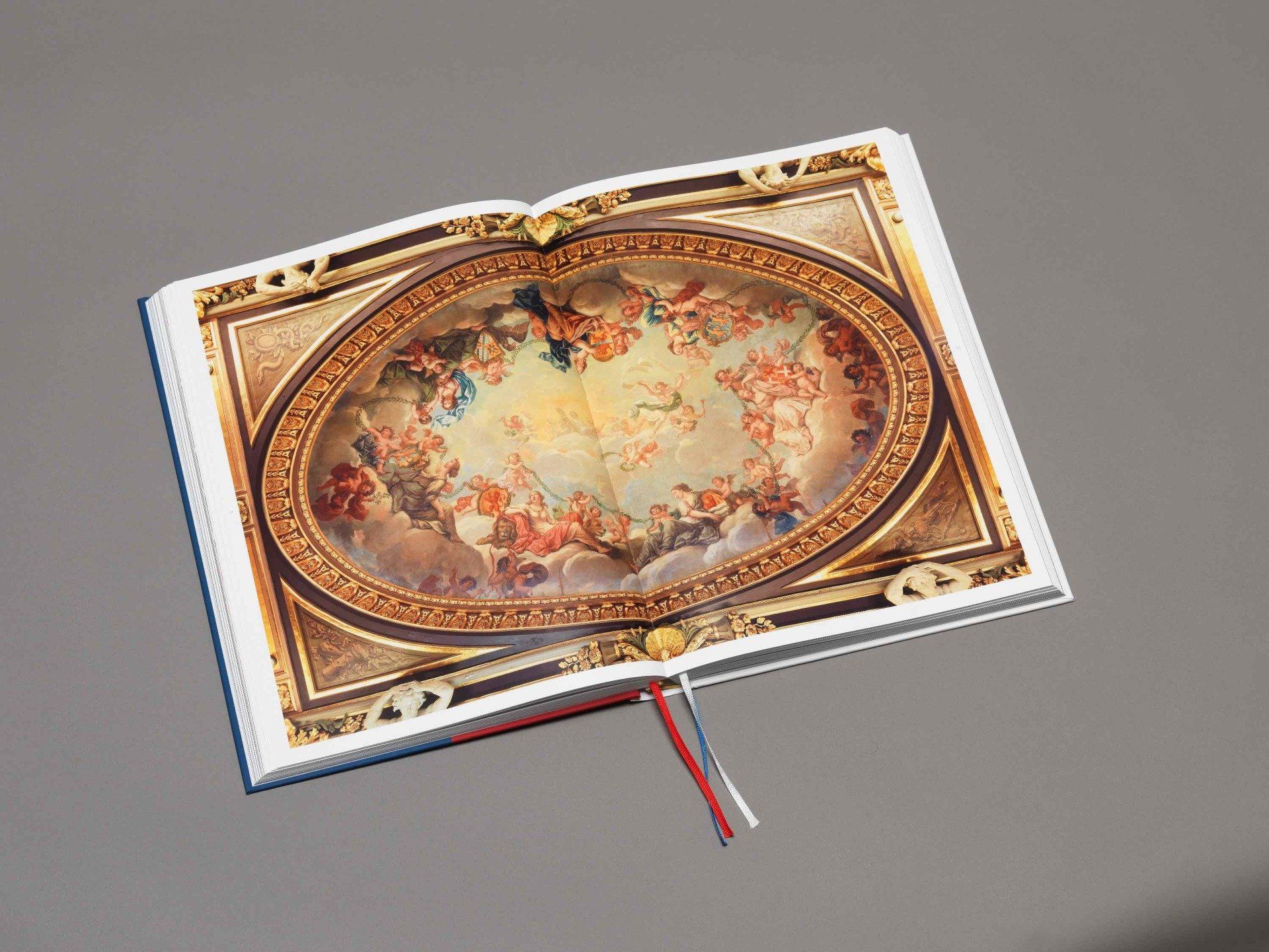 Dick Holthuis fotograaf van Document voor een Monument.Hofboek 1. Plafond in de Trêveszaal, Ministerie van Algemene Zaken.