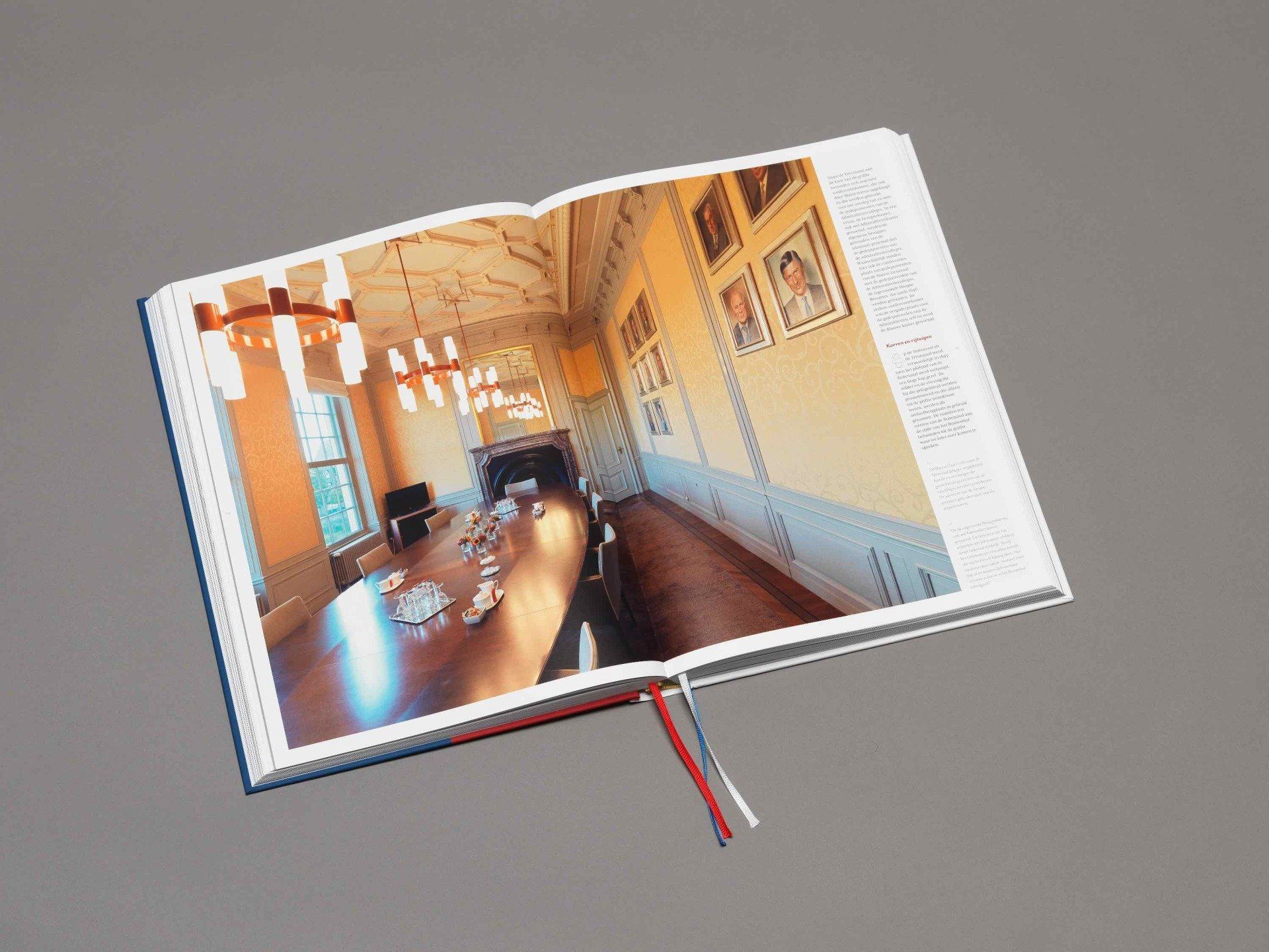 Dick Holthuis fotograaf van Document voor een Monument..  Hofboek 1. Blauwe Zaal, Ministerie van Algemene Zaken.