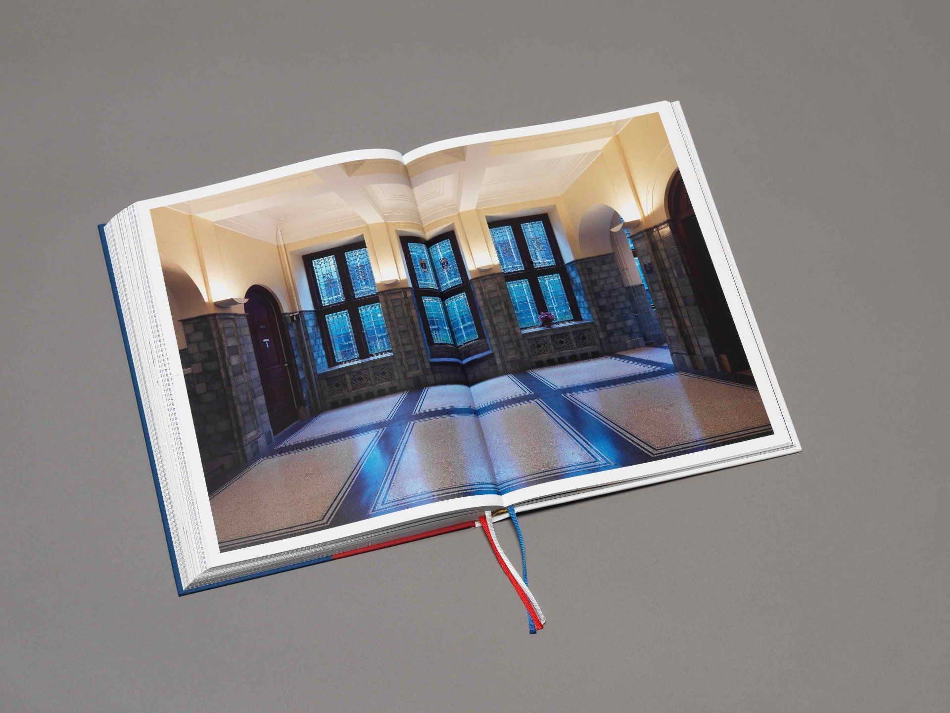 Dick Holthuis fotograaf en initiatiefnemer van Document voor een Monument.  Hofboek 1.