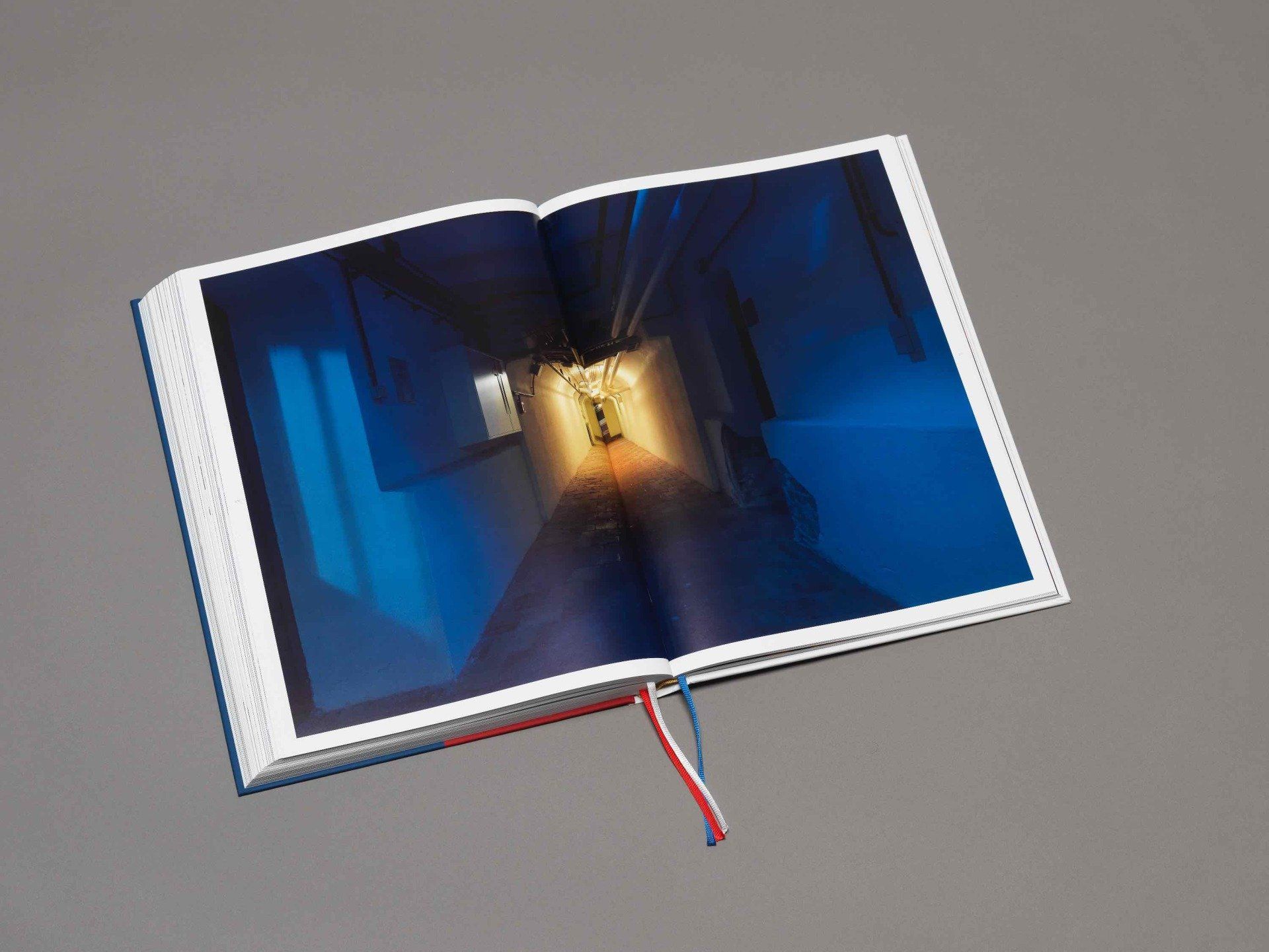 Dick Holthuis fotograaf en initiatiefnemer van Document voor een Monument.  Hofboek 1.