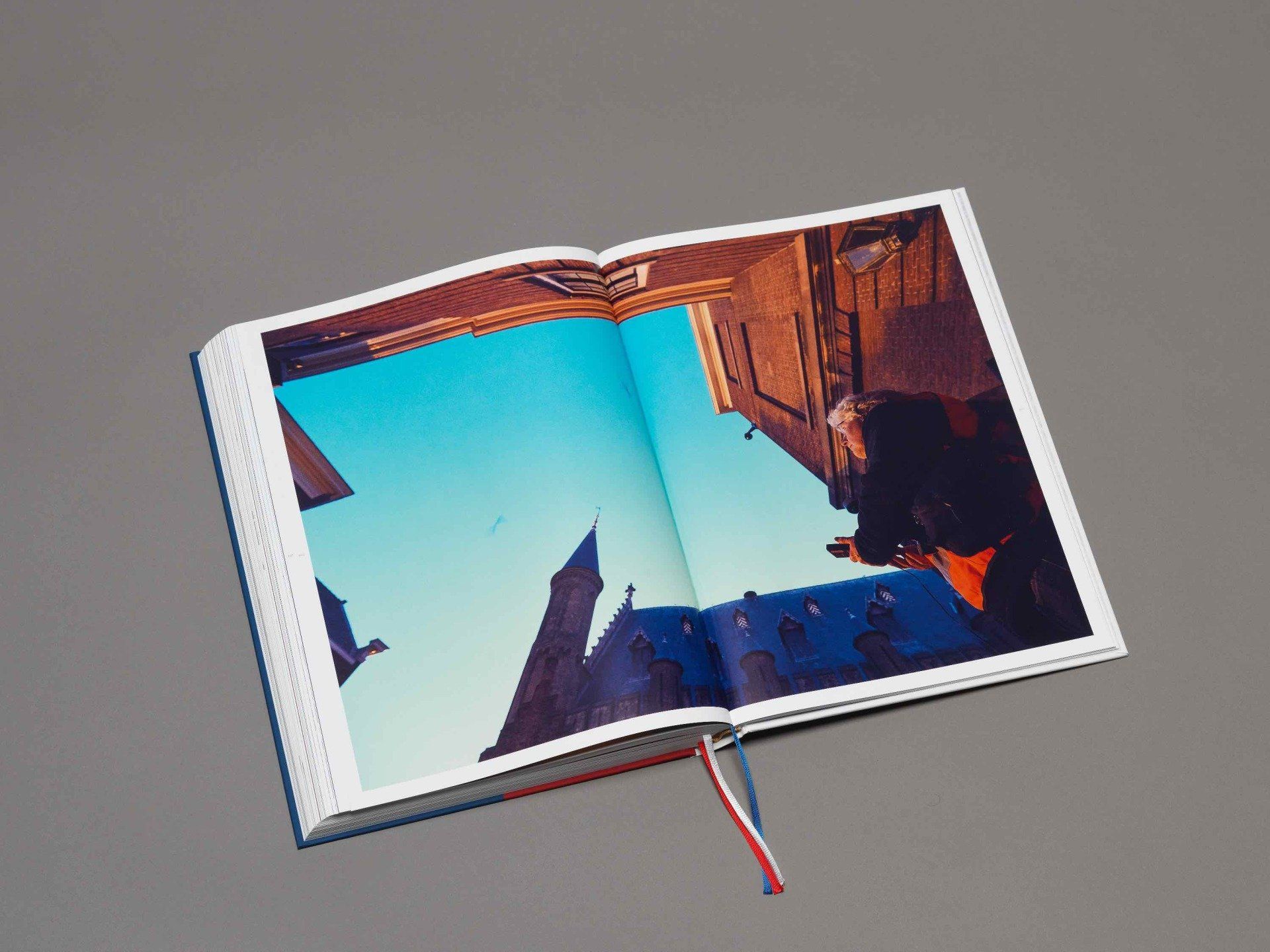 Dick Holthuis fotograaf en initiatiefnemer van Document voor een Monument.  Hofboek 1.