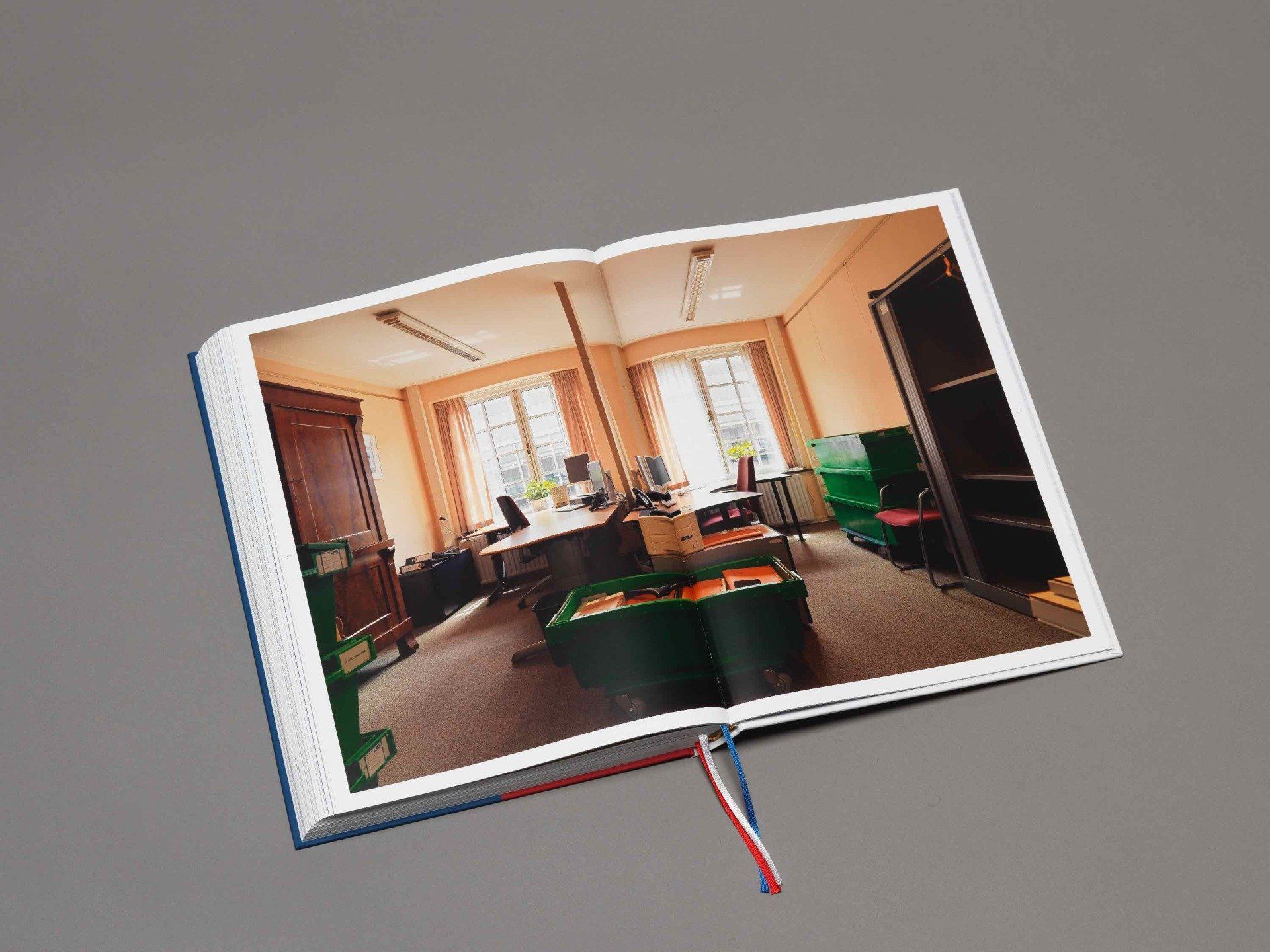 Dick Holthuis fotograaf en initiatiefnemer van Document voor een Monument.  Hofboek 1.
