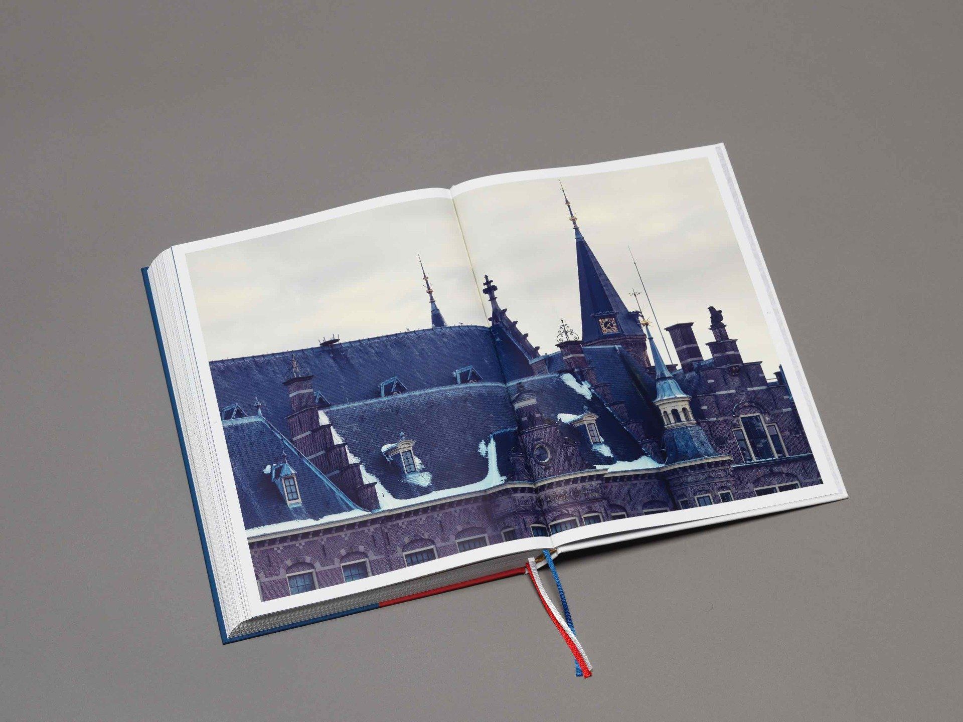 Dick Holthuis fotograaf en initiatiefnemer van Document voor een Monument.  Hofboek 1.