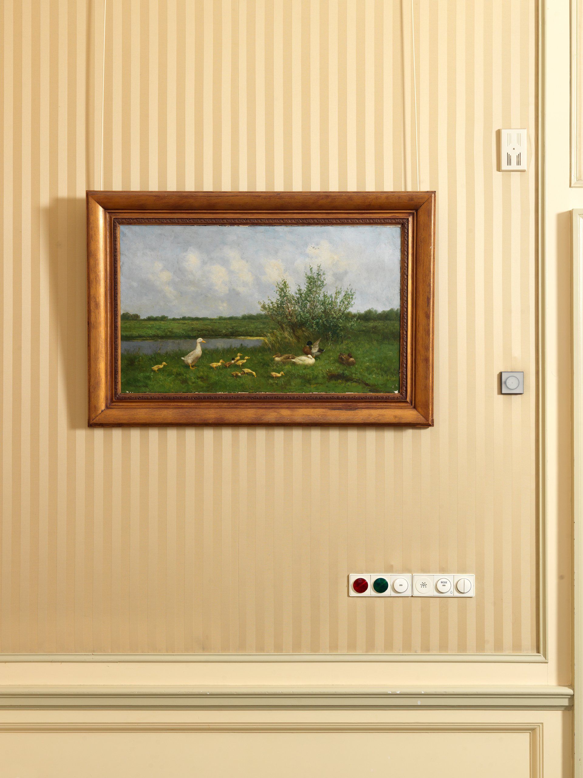 Dick Holthuis fotograaf en initiatiefnemer van Document voor een Monument.  Schilderij in de Eerste Kamer.