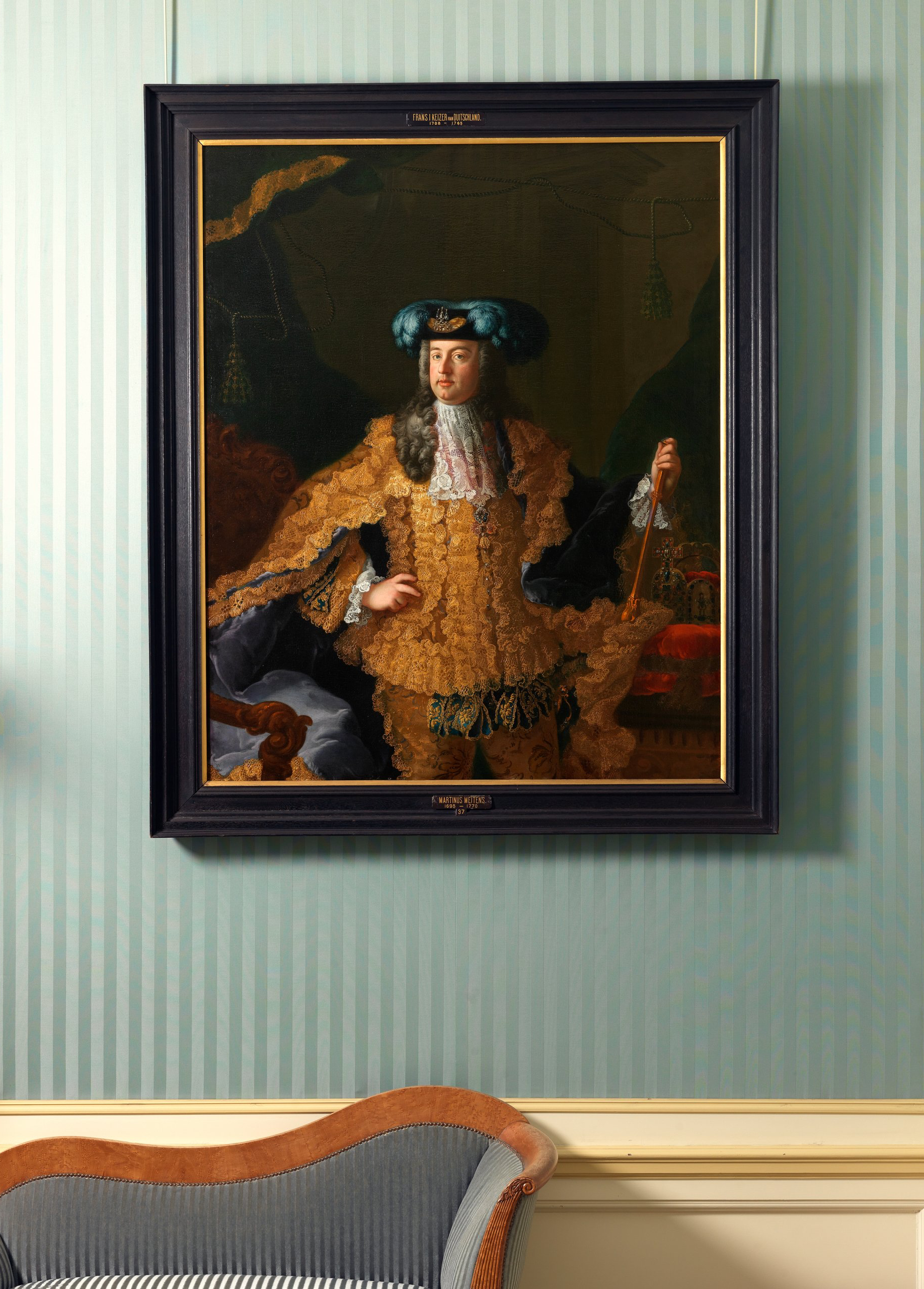 Dick Holthuis fotograaf van DVeM. Uit het boek De Kunst van het Binnenhof. Kunstwerk in de Eerste kamer.