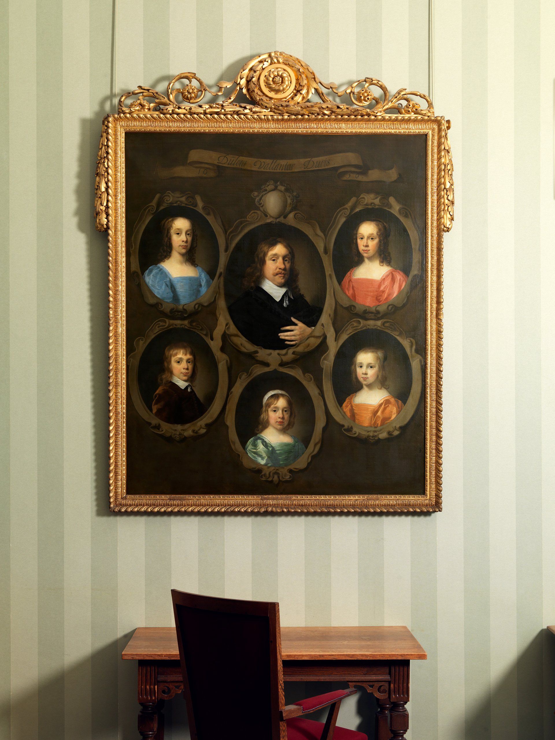 Dick Holthuis fotograaf en initiatiefnemer van Document voor een Monument.  Schilderij in de Eerste Kamer.