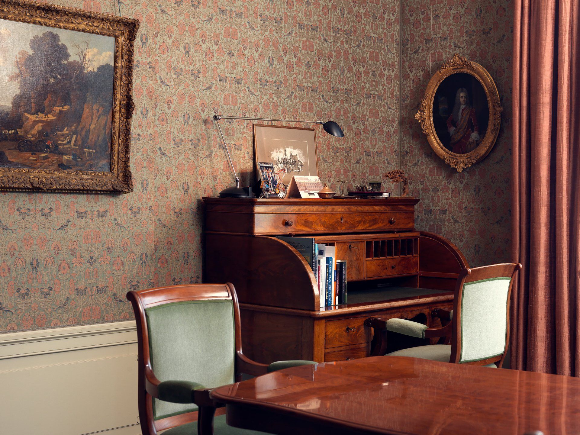 Dick Holthuis fotograaf van Document voor een Monument.  Bureau van de voorzitter van de eerste kamer op het Binnenhof.