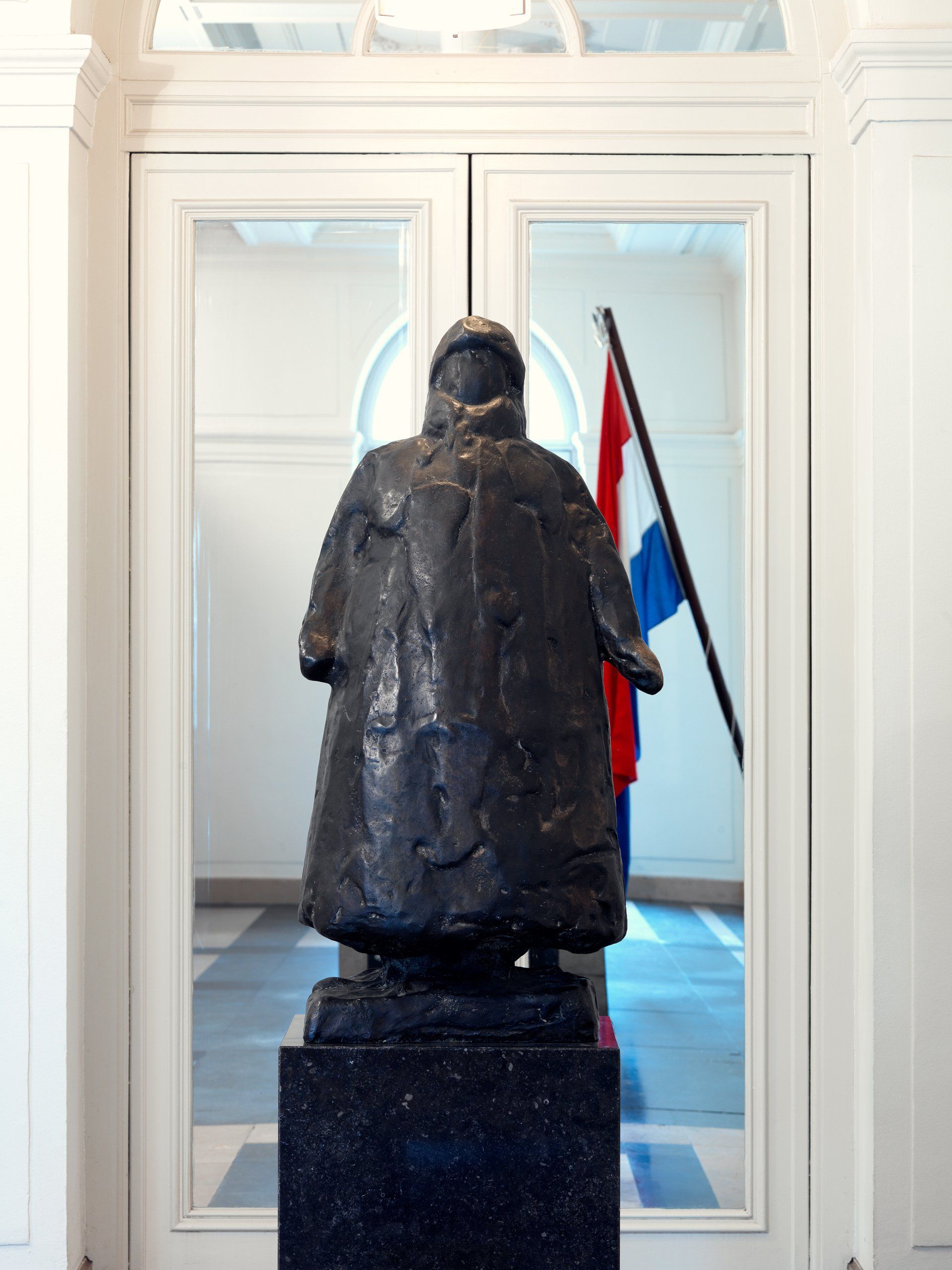 Dick Holthuis fotograaf van Document voor een Monument. Uit het boek De Kunst van het Binnenhof. Ingang Binnenhof 1a.