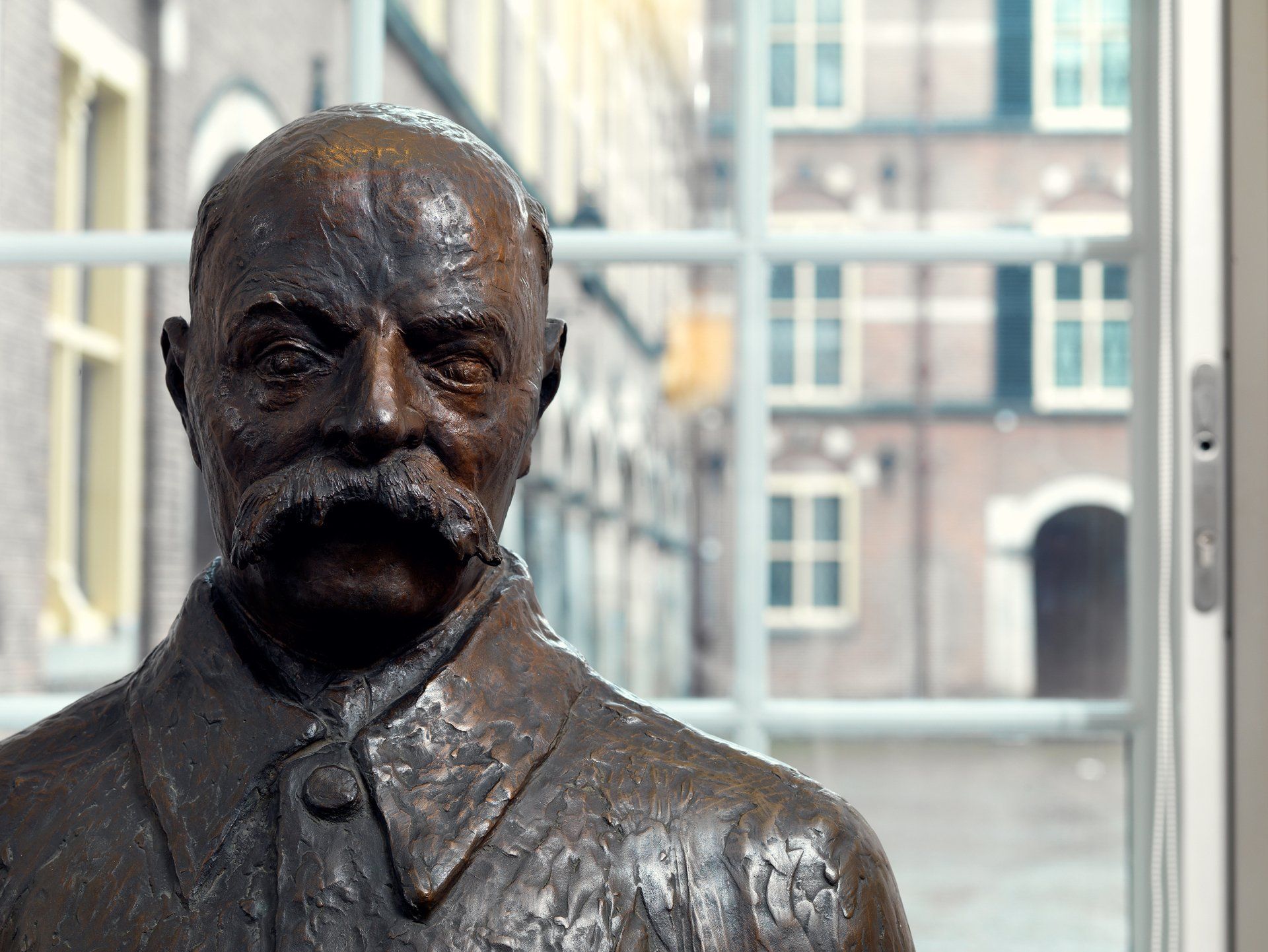 Dick Holthuis fotograaf en initiatiefnemer van Document voor een Monument. Uit het boek De Kunst van het Binnenhof.  