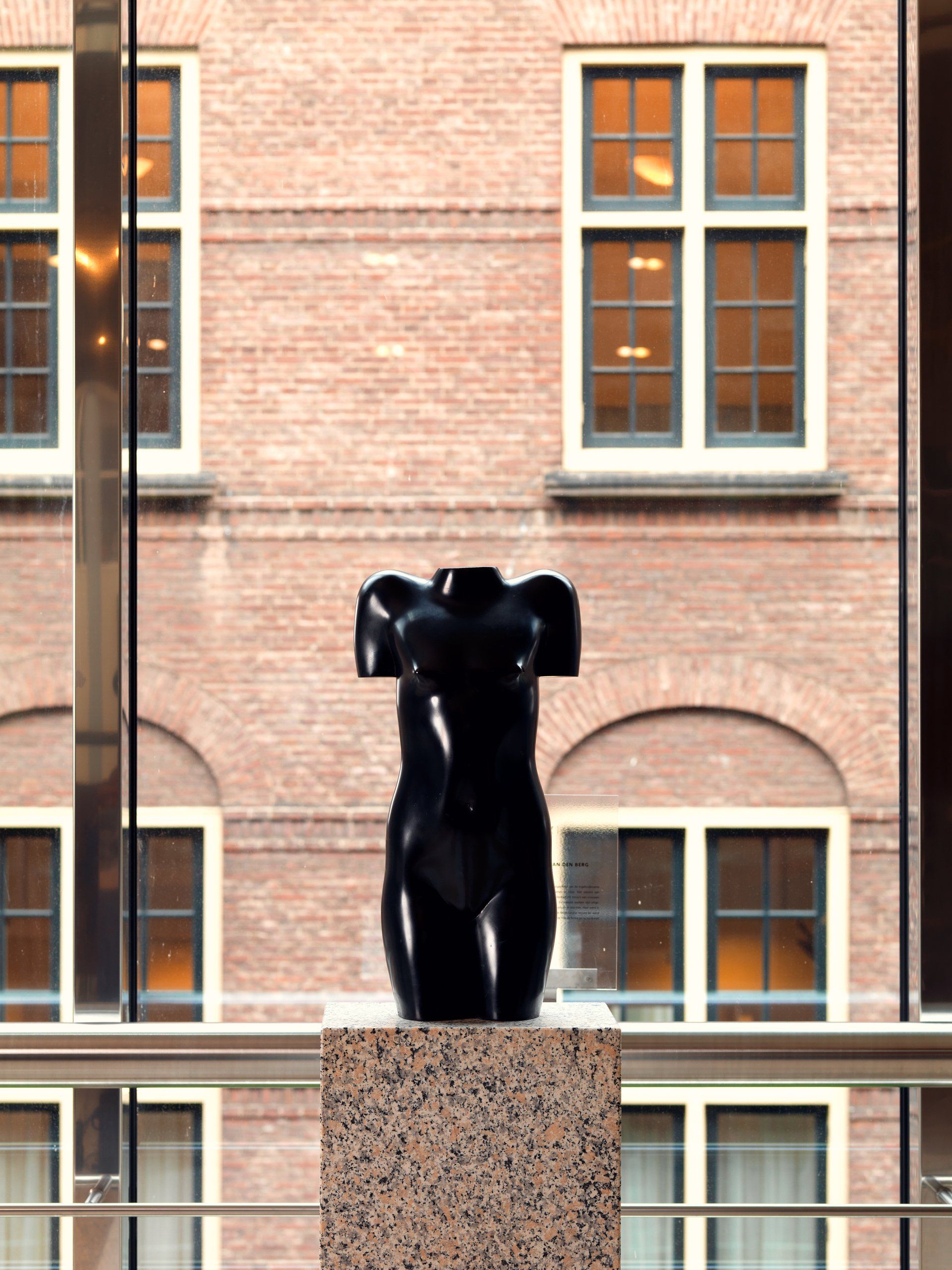 Dick Holthuis fotograaf en initiatiefnemer van Document voor een Monument. Uit het boek De Kunst van het Binnenhof.