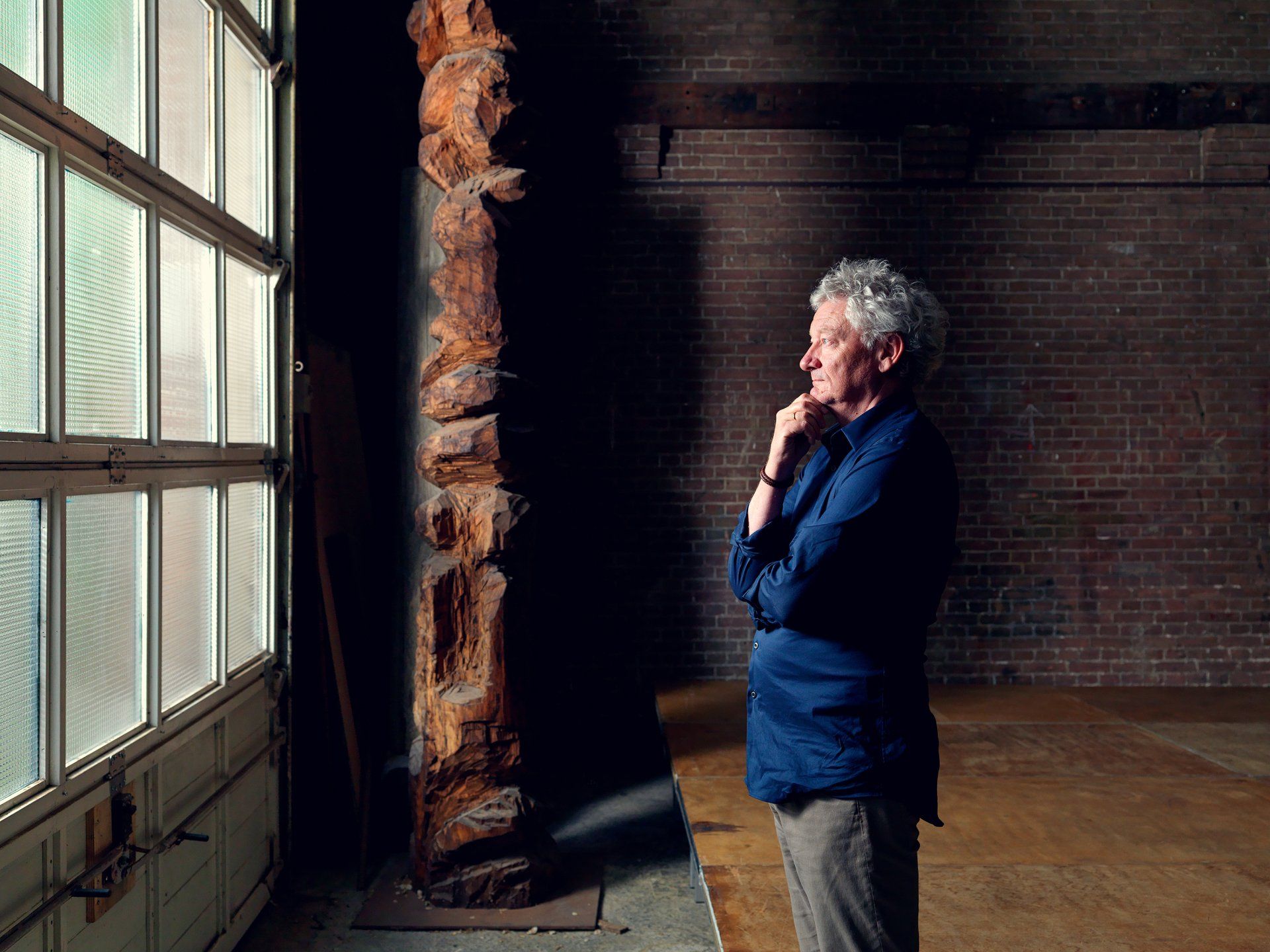 Dick Holthuis fotograaf van Document voor een Monument. Beeldend kunstenaar Jos de Putter in zijn atelier in Amsterdam.