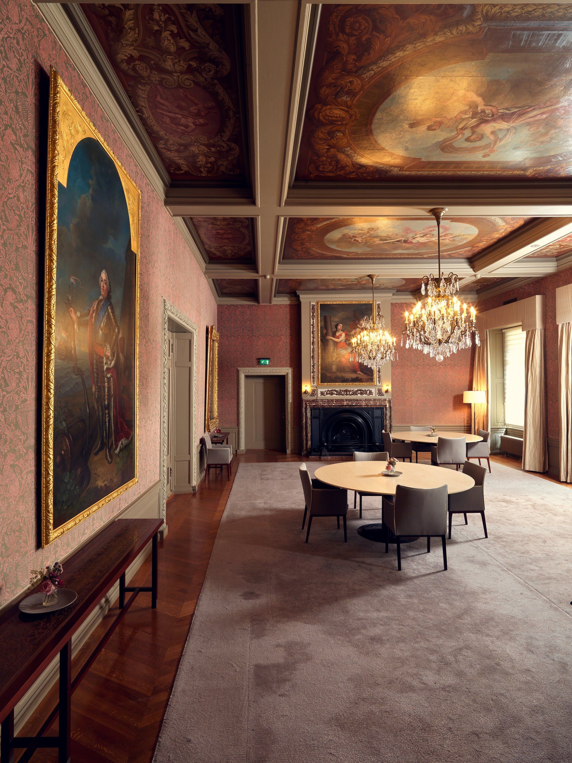 Dick Holthuis fotograaf van DVeM. De Statenzaal in het Ministerie van Algemene Zaken.