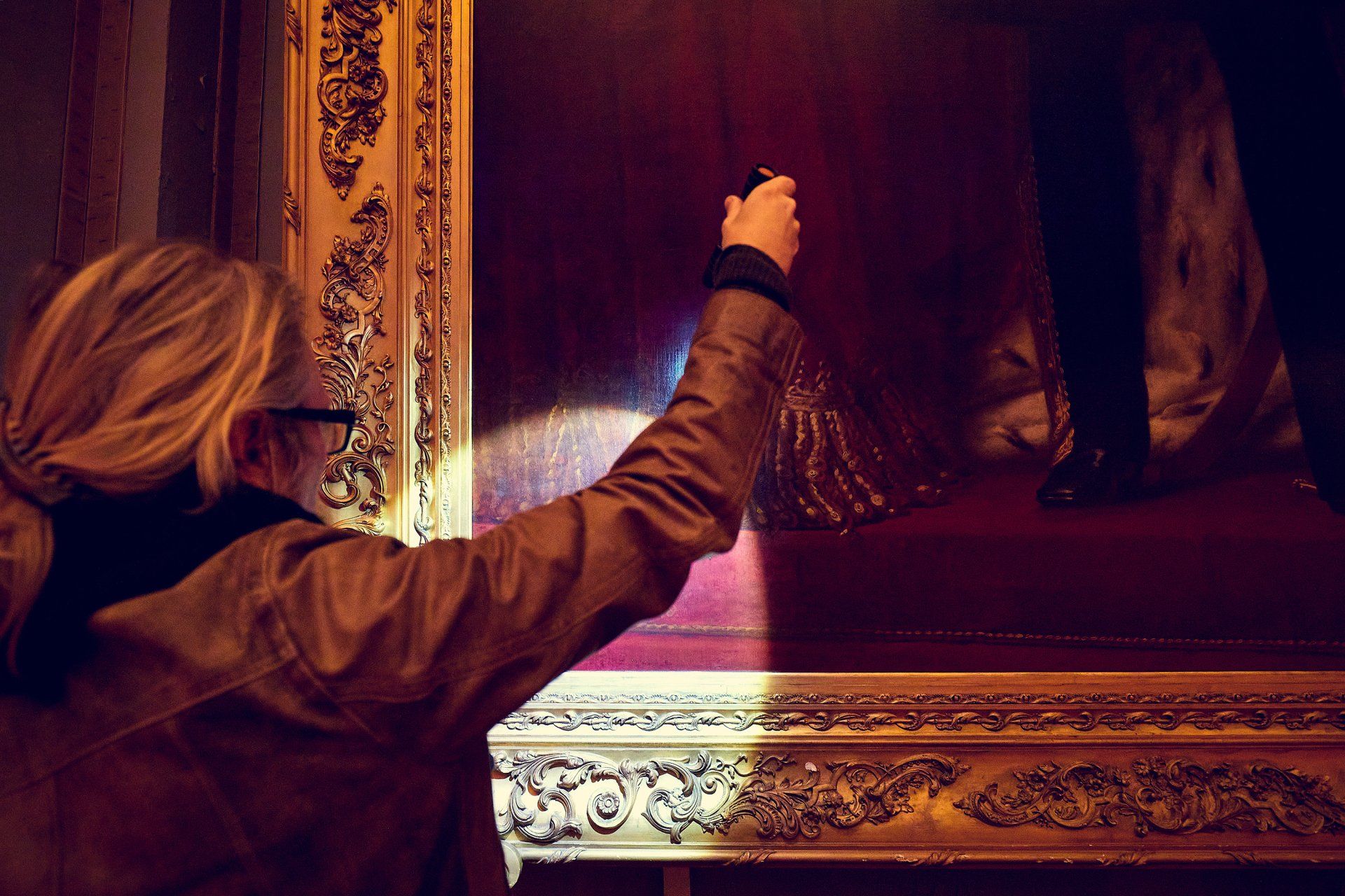 Dick Holthuis fotograaf van Document voor een Monument. Inspectie van schilderij van Koning Willem II in de Eerste Kamer.