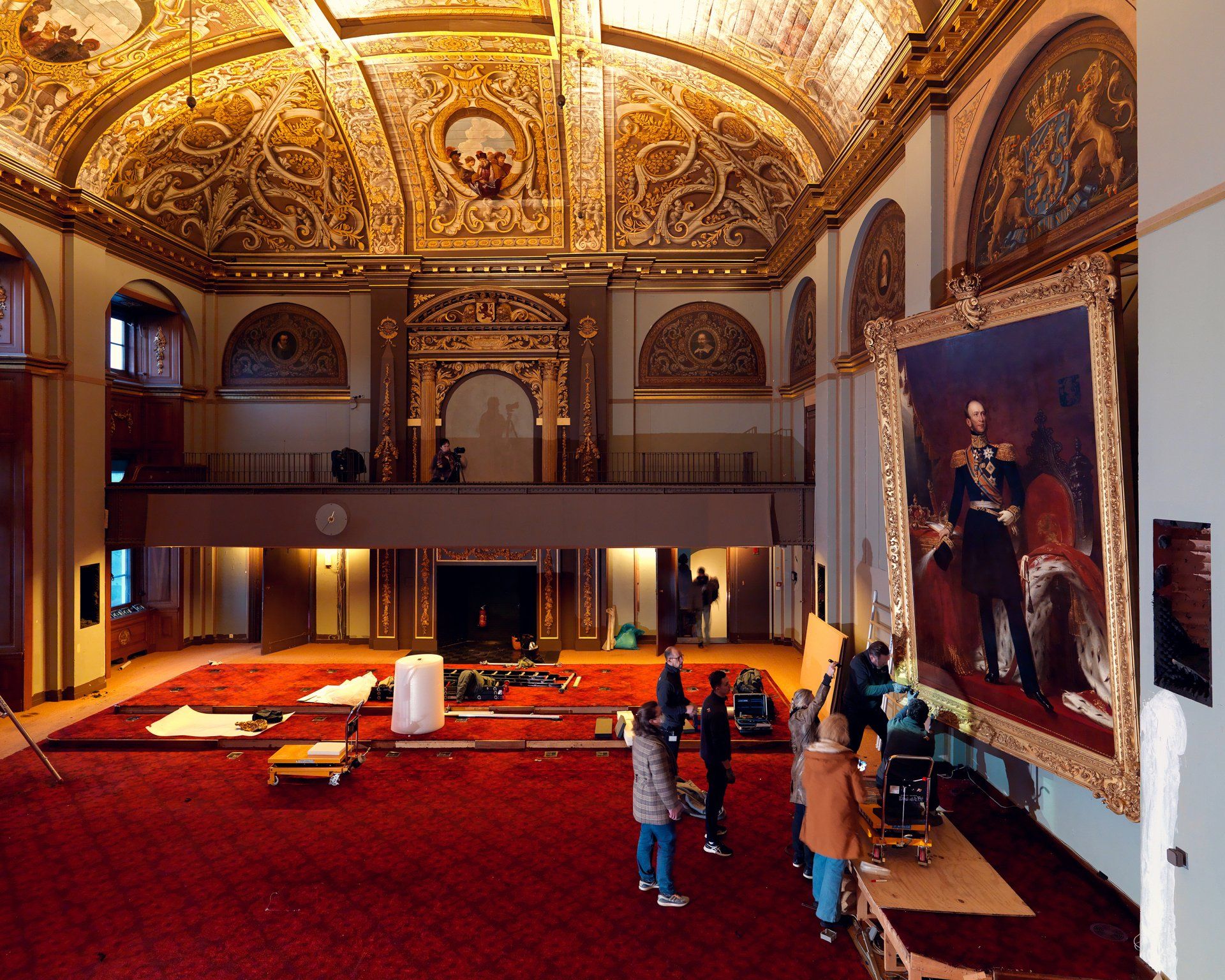 Dick Holthuis fotograaf van DVeM. Schilderij van Koning Willem II in de Eerste Kamer wordt van de muur gehaald.