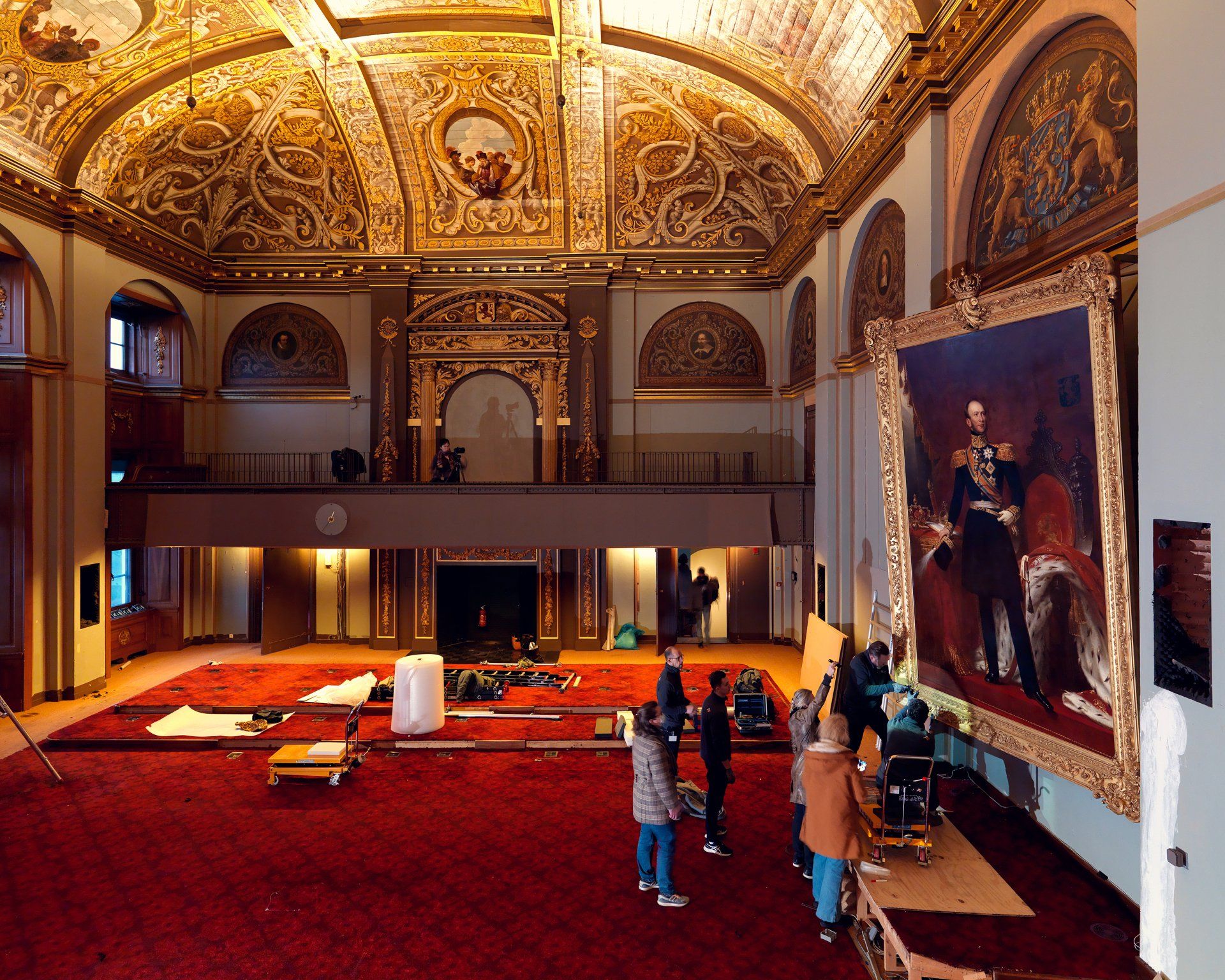 Dick Holthuis fotograaf van DVeM. Het weghalen van het schilderij van Koning Willem II in de Eerste Kamer.  
