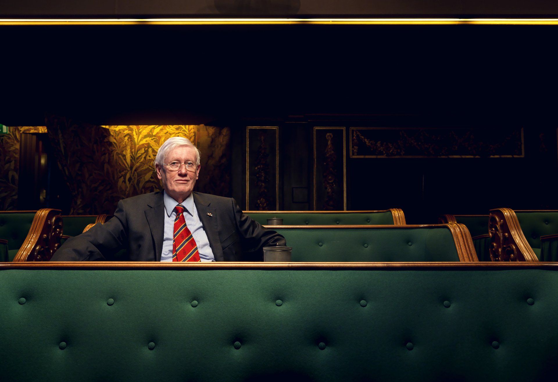 Dick Holthuis fotograaf van Document voor een Monument.  Hans Wiegel geportretteerd in de eerste kamer, 2020.