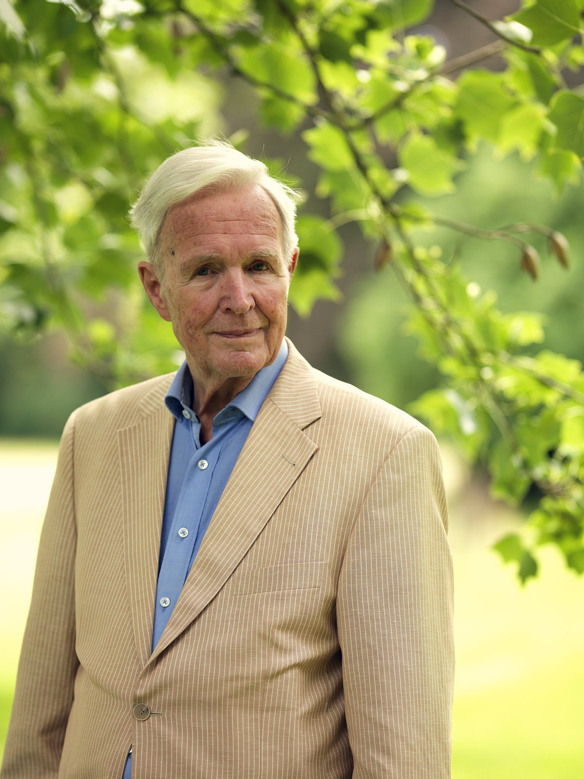 Dick Holthuis fotograaf en initiatiefnemer van Document voor een Monument.  Jan Terlouw in zijn tuin in Twello, 2020.