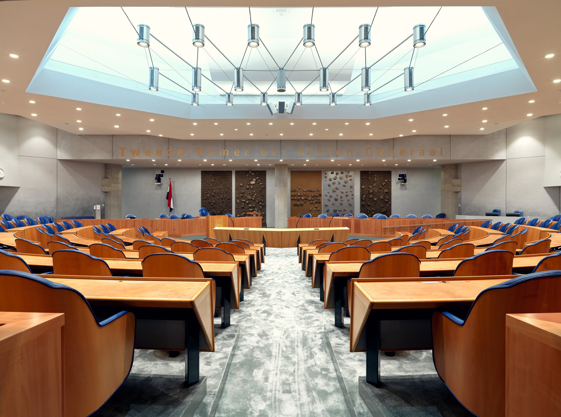 Dick Holthuis fotograaf van Document voor een Monument. Kunst in de plenaire zaal van de tijdelijke Tweede Kamer.