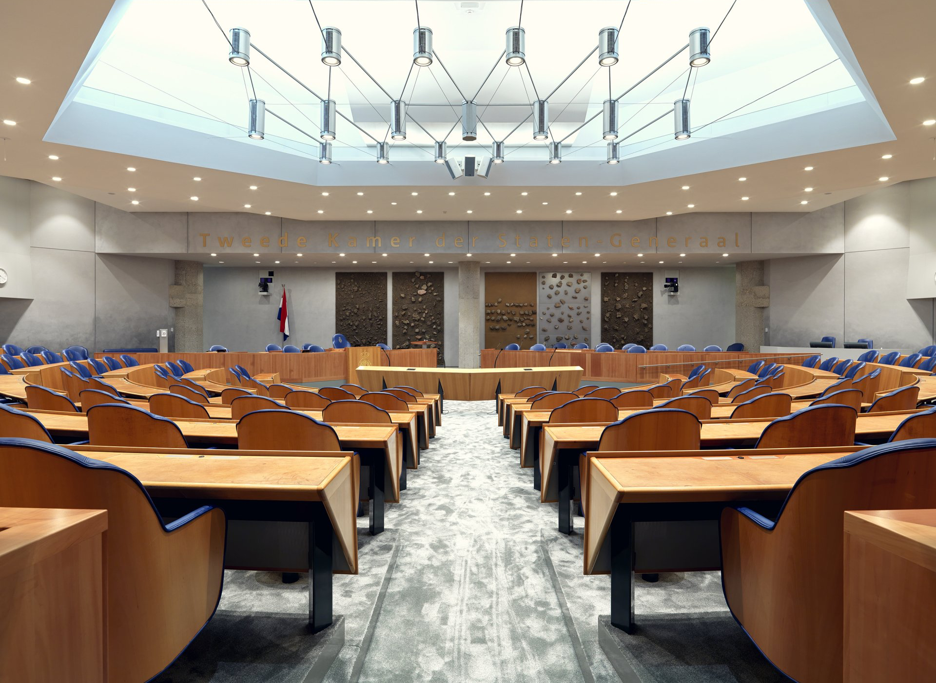 Dick Holthuis fotograaf van DVeM.  Overzicht van de tijdelijke Tweede Kamer aan de Bezuidenhoutseweg 67 in Den Haag.
