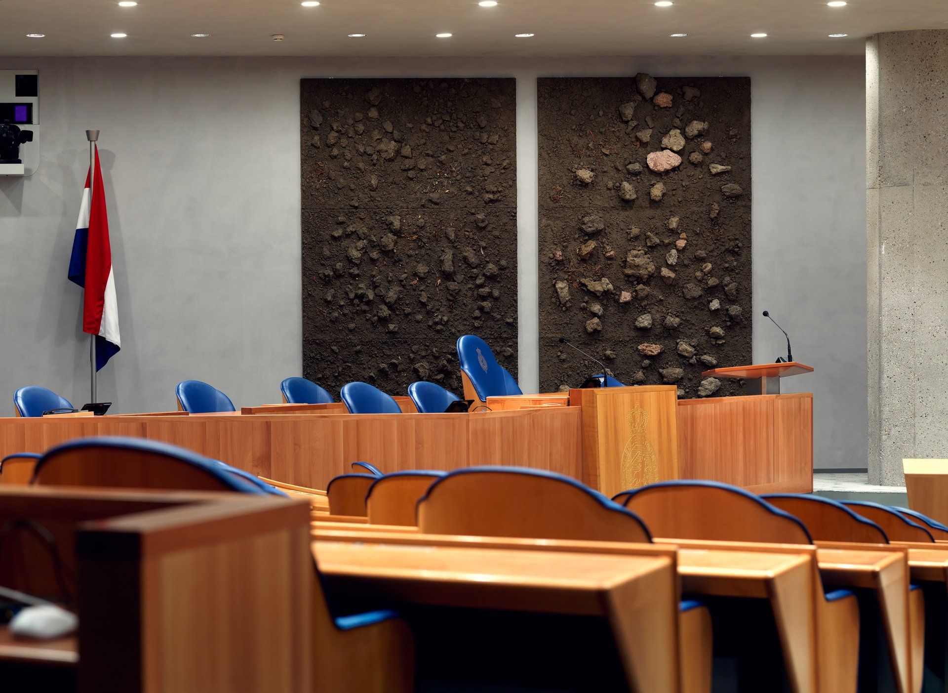 Dick Holthuis fotograaf van Document voor een Monument. Kunst in de tijdelijke Tweede Kamer. Aarde van Jos de Putter.