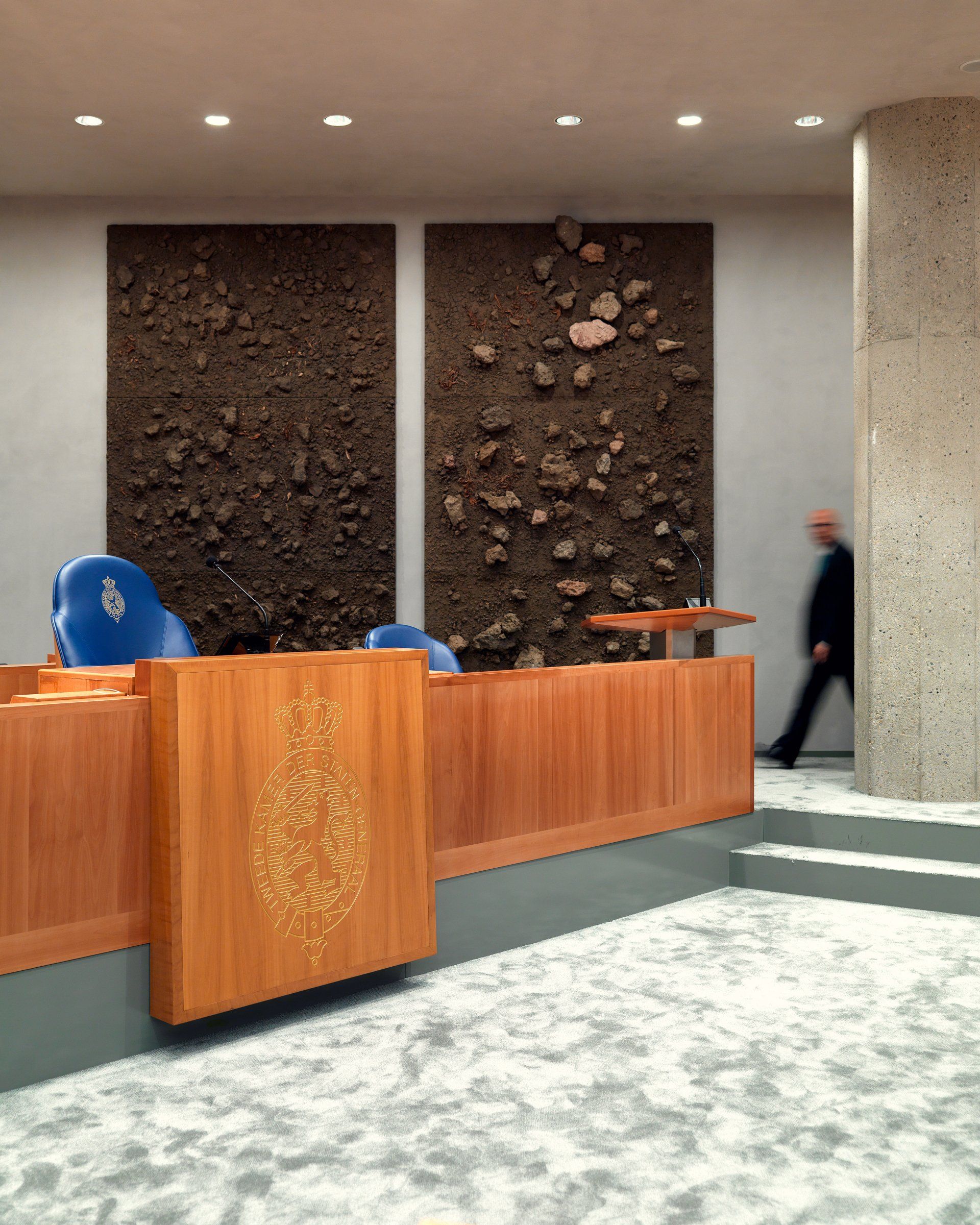 Dick Holthuis fotograaf van DVeM. Kunstwerk in de tijdelijke Tweede kamer. Aarde van kunstenaar Jos de Putter.