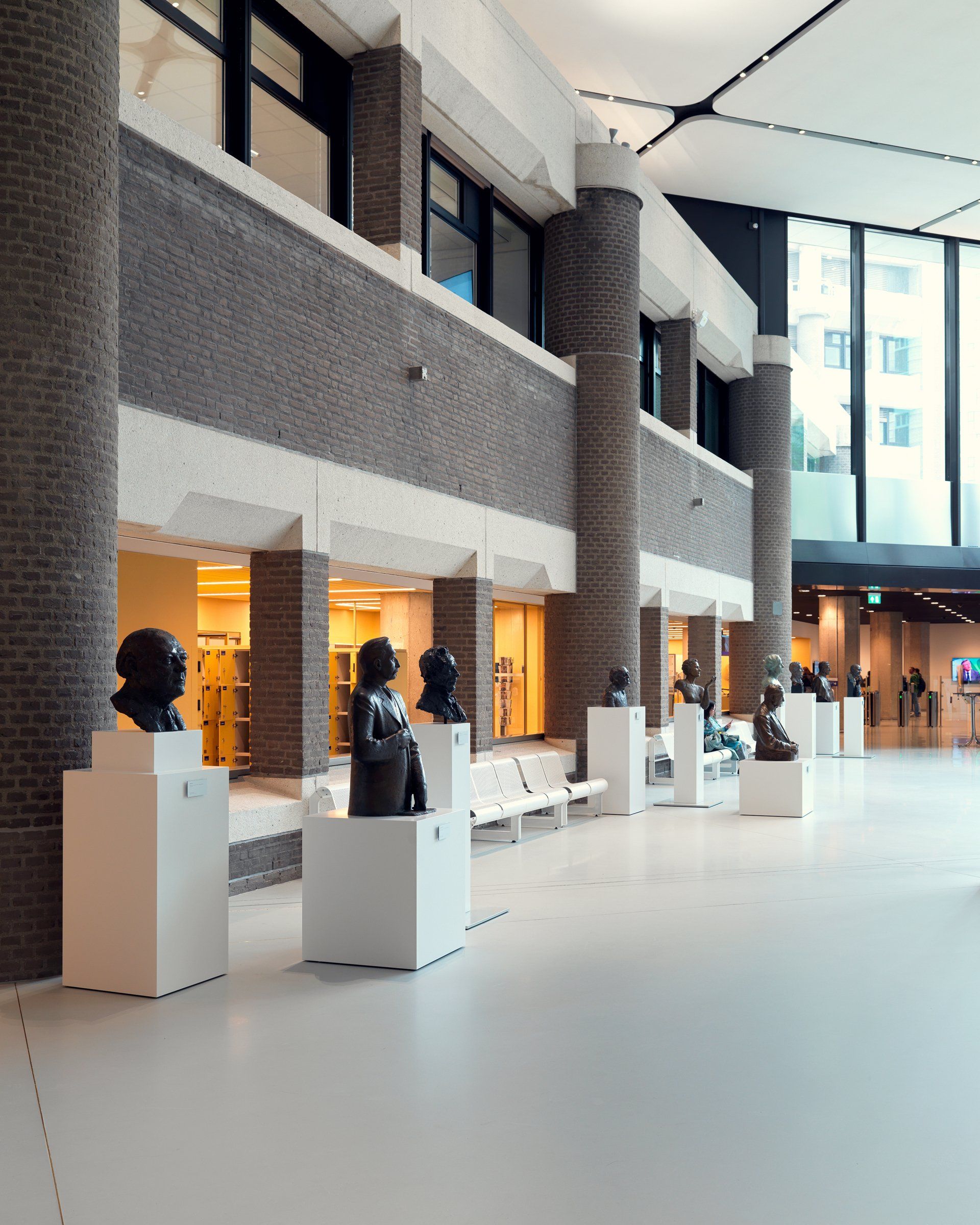 Dick Holthuis fotograaf van Document voor een Monument.  Kunst in centrale hal van de tijdelijke Tweede Kamer.