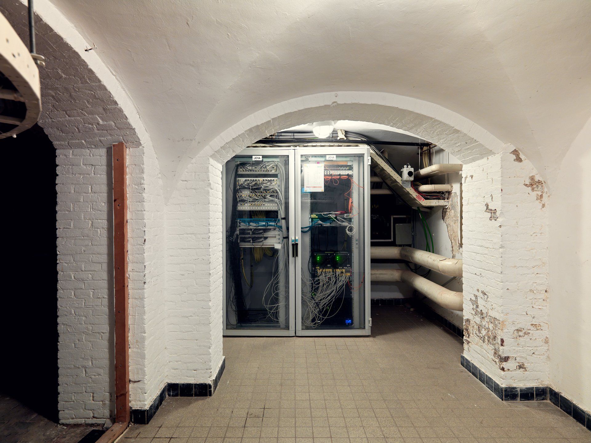 Dick Holthuis fotograaf van DVeM. Technische installatie in een van de gebouwen van de Tweede Kamer op het Binnenhof.