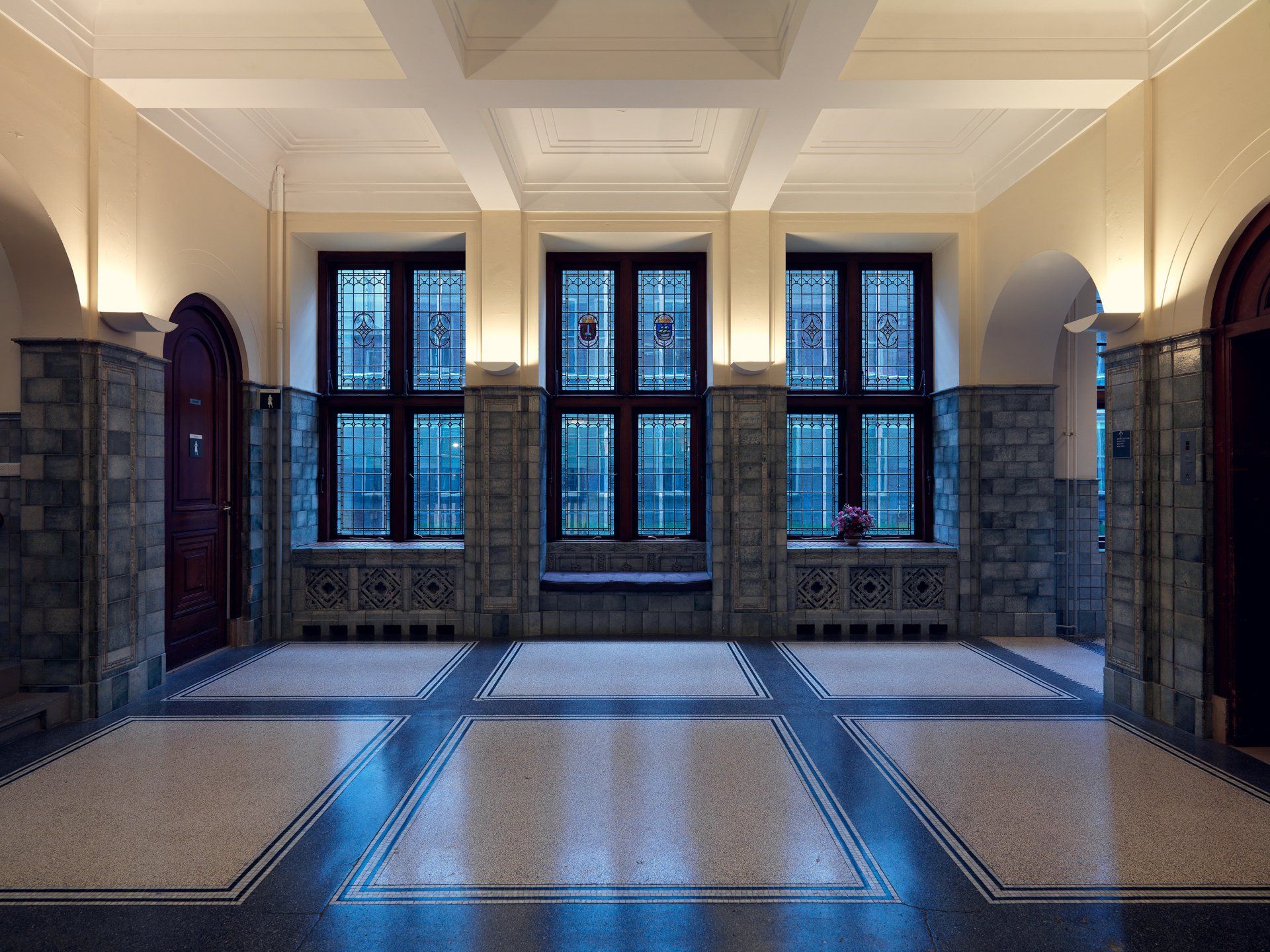 Dick Holthuis fotograaf van DVeM. Interieur in een van de gebouwen van de Tweede Kamer op het Binnenhof.