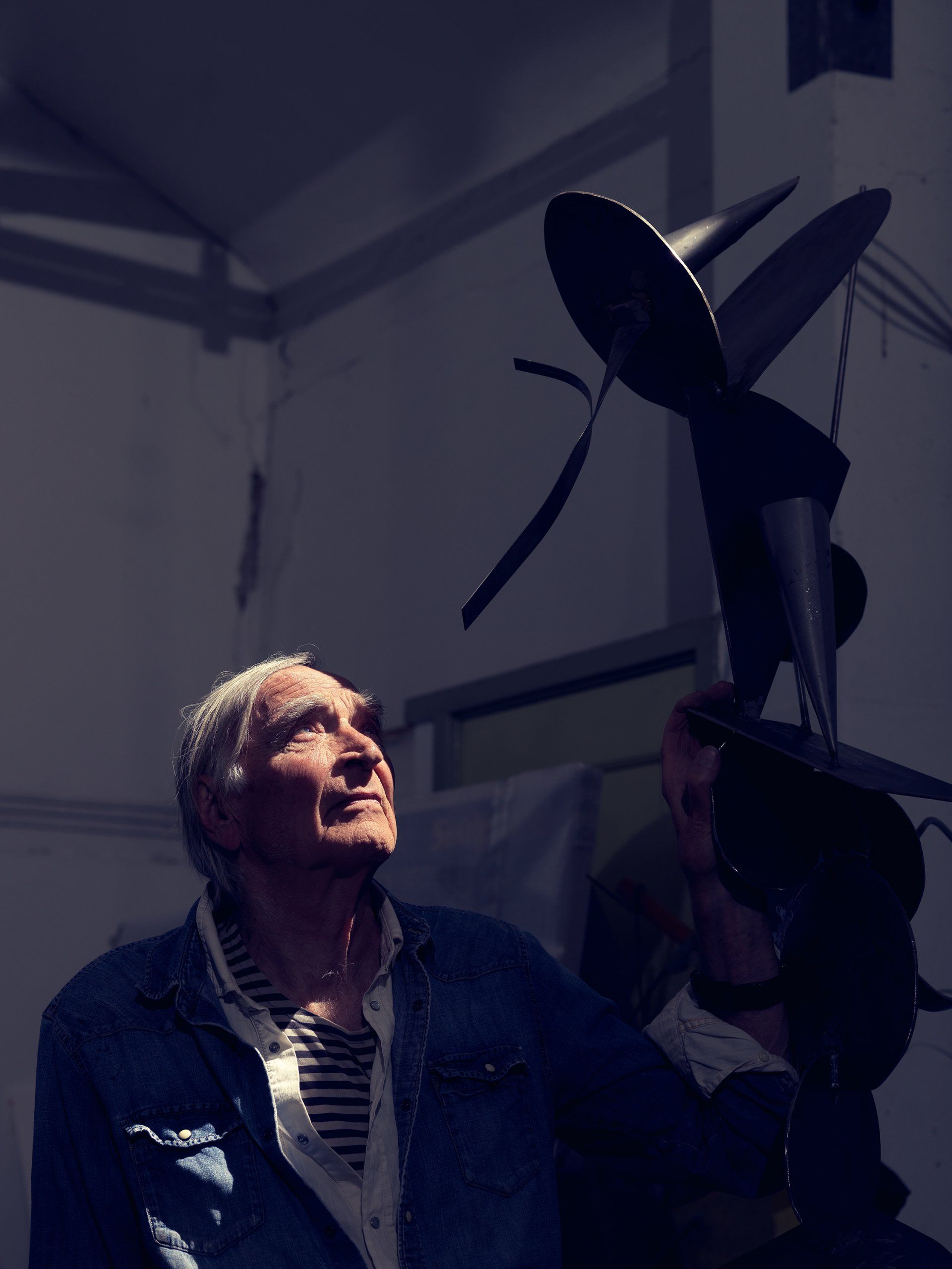 Dick Holthuis fotograaf van Document voor een Monument.Beeldend kunstenaar Auke de Vries in zijn atelier in Den Haag.