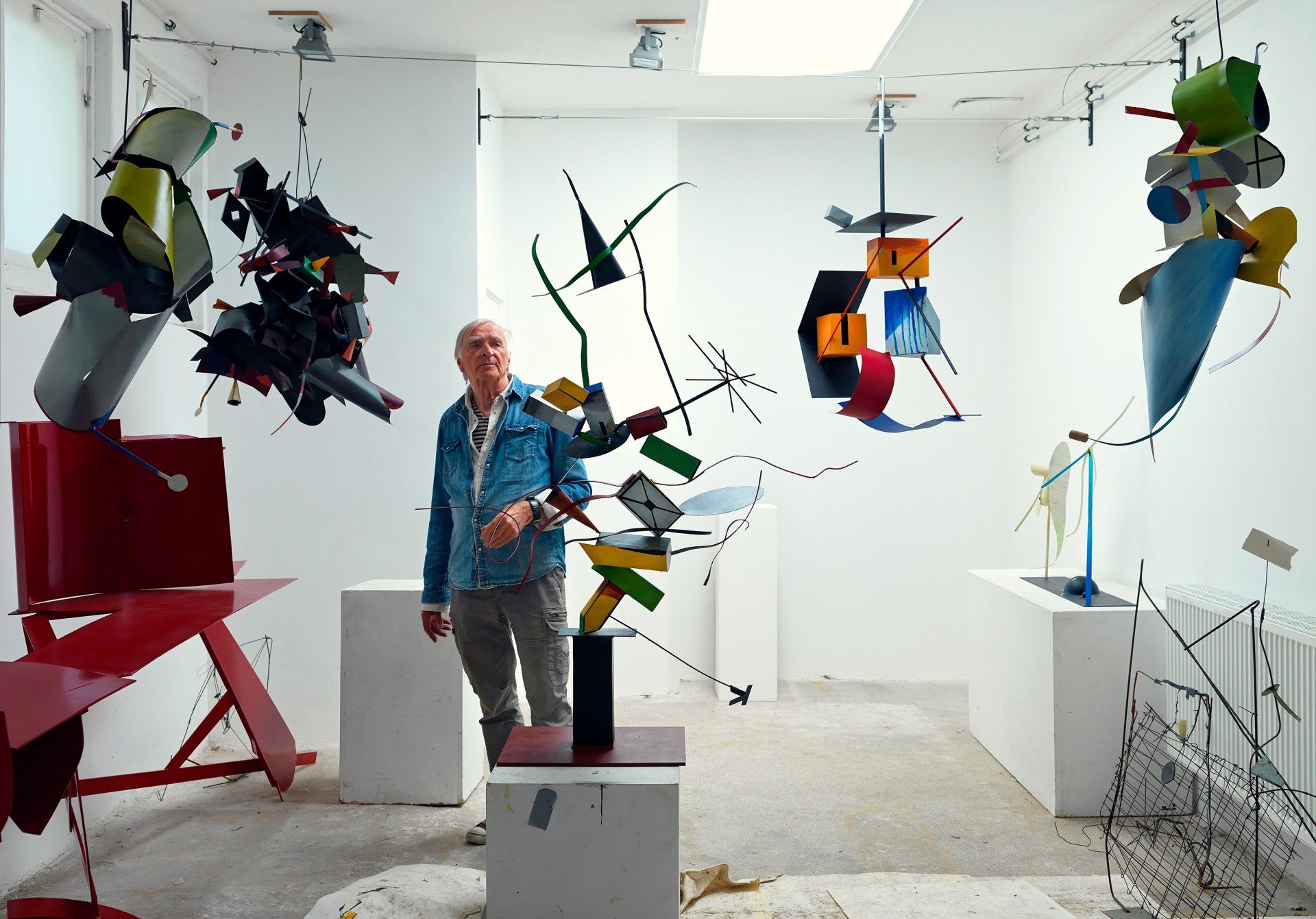 Dick Holthuis fotograaf van Document voor een Monument.  Beeldend kunstenaar Auke de Vries in zijn atelier in Den Haag.