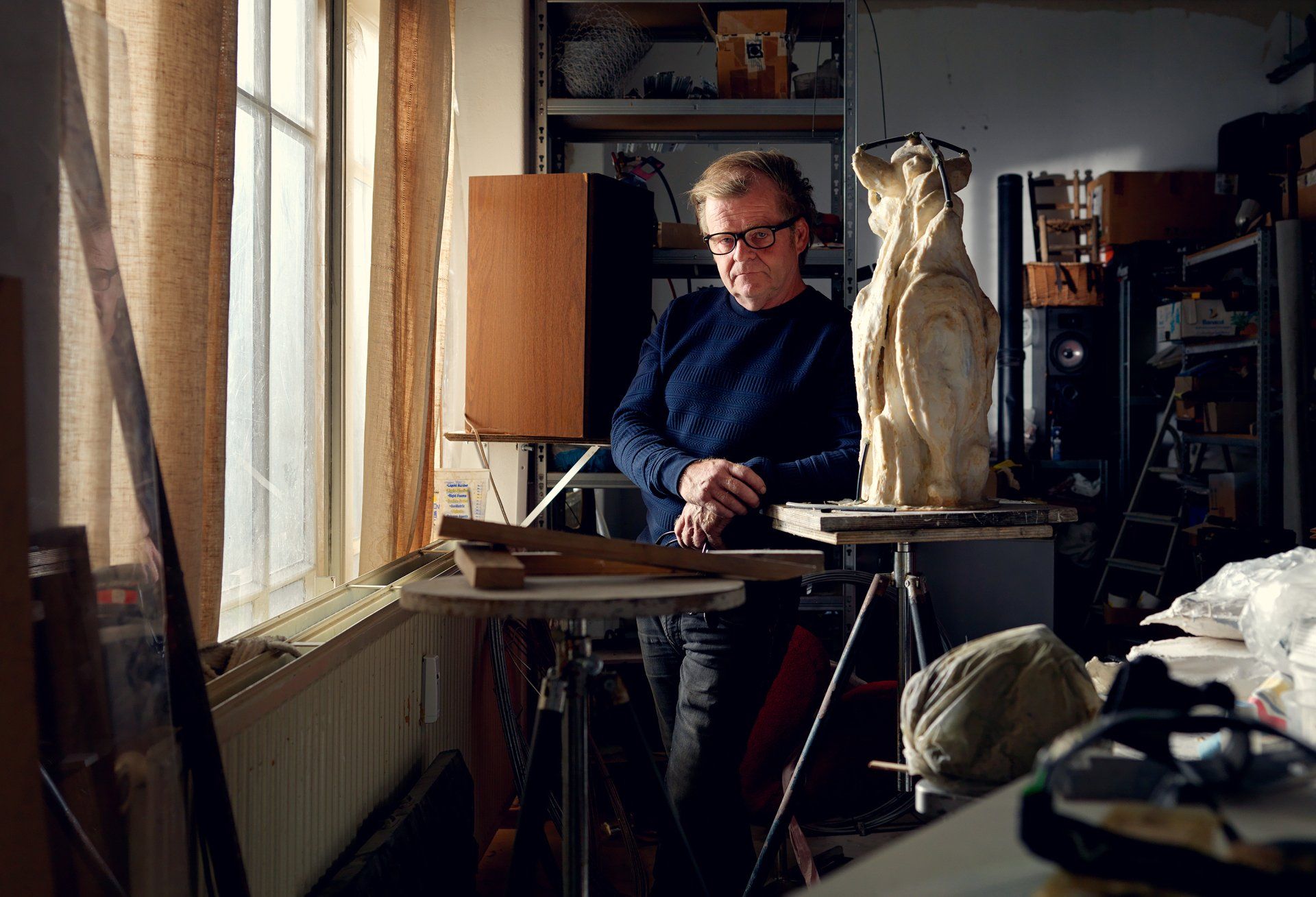 Dick Holthuis fotograaf van Document voor een Monument. Kunstenaar Tom Claassen in zijn atelier in Breda.