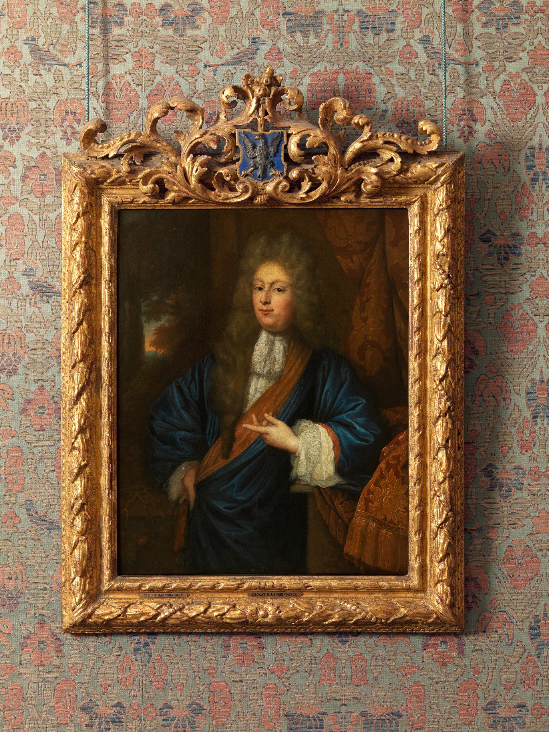 Dick Holthuis fotograaf en initiatiefnemer van Document voor een Monument.  Schilderij in de Eerste Kamer.