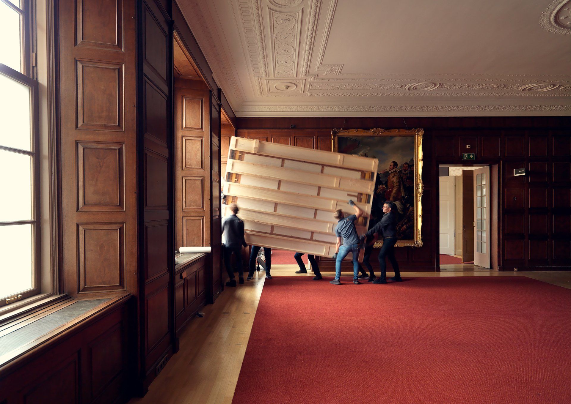 Dick Holthuis fotograaf van Document voor een Monument. Verhuizen van een schilderij uit de voormalige Tweede Kamer.