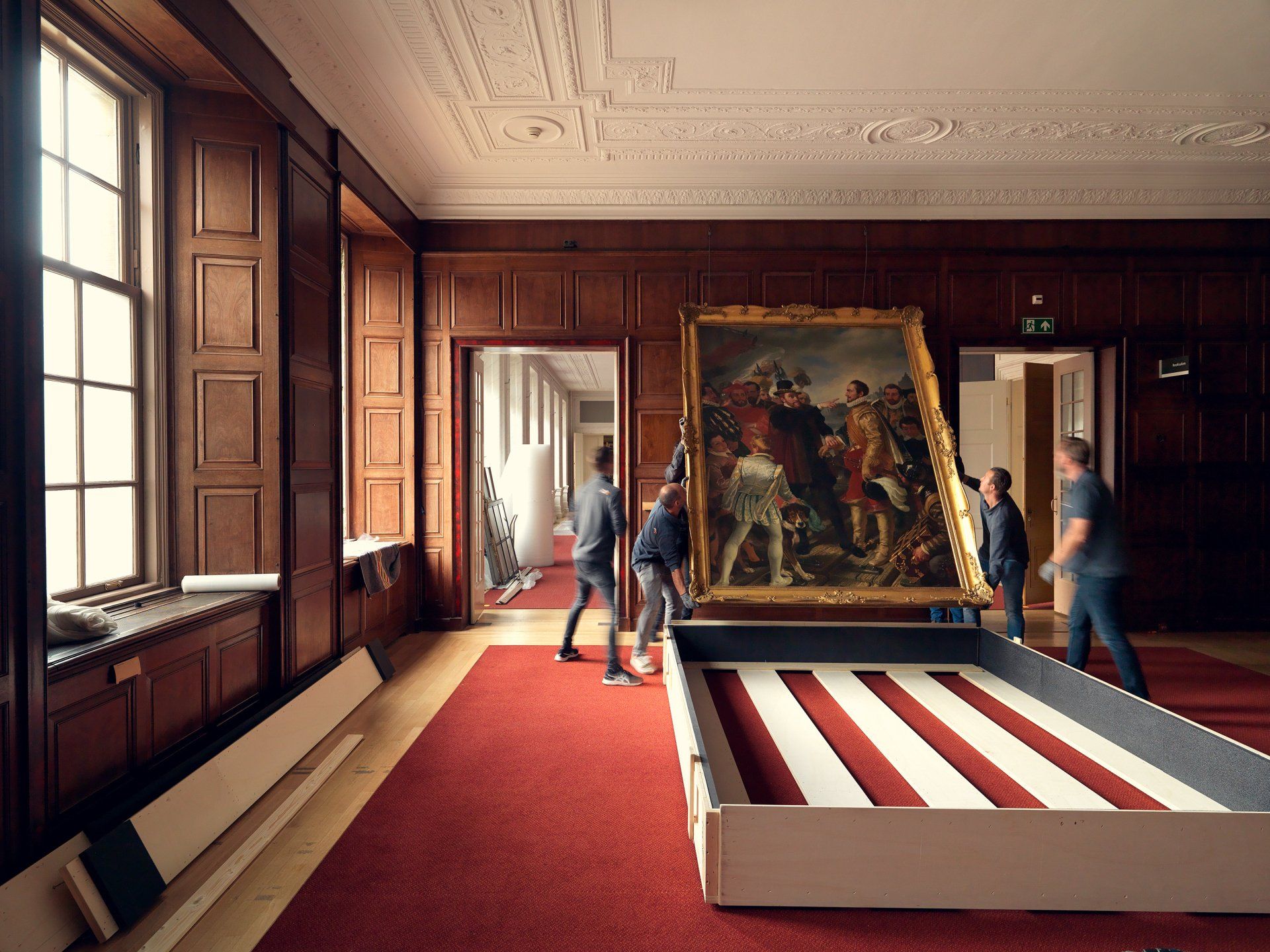 Dick Holthuis fotograaf van Document voor een Monument. Inpakken en verhuizen van een schilderij uit de voormalige TK.