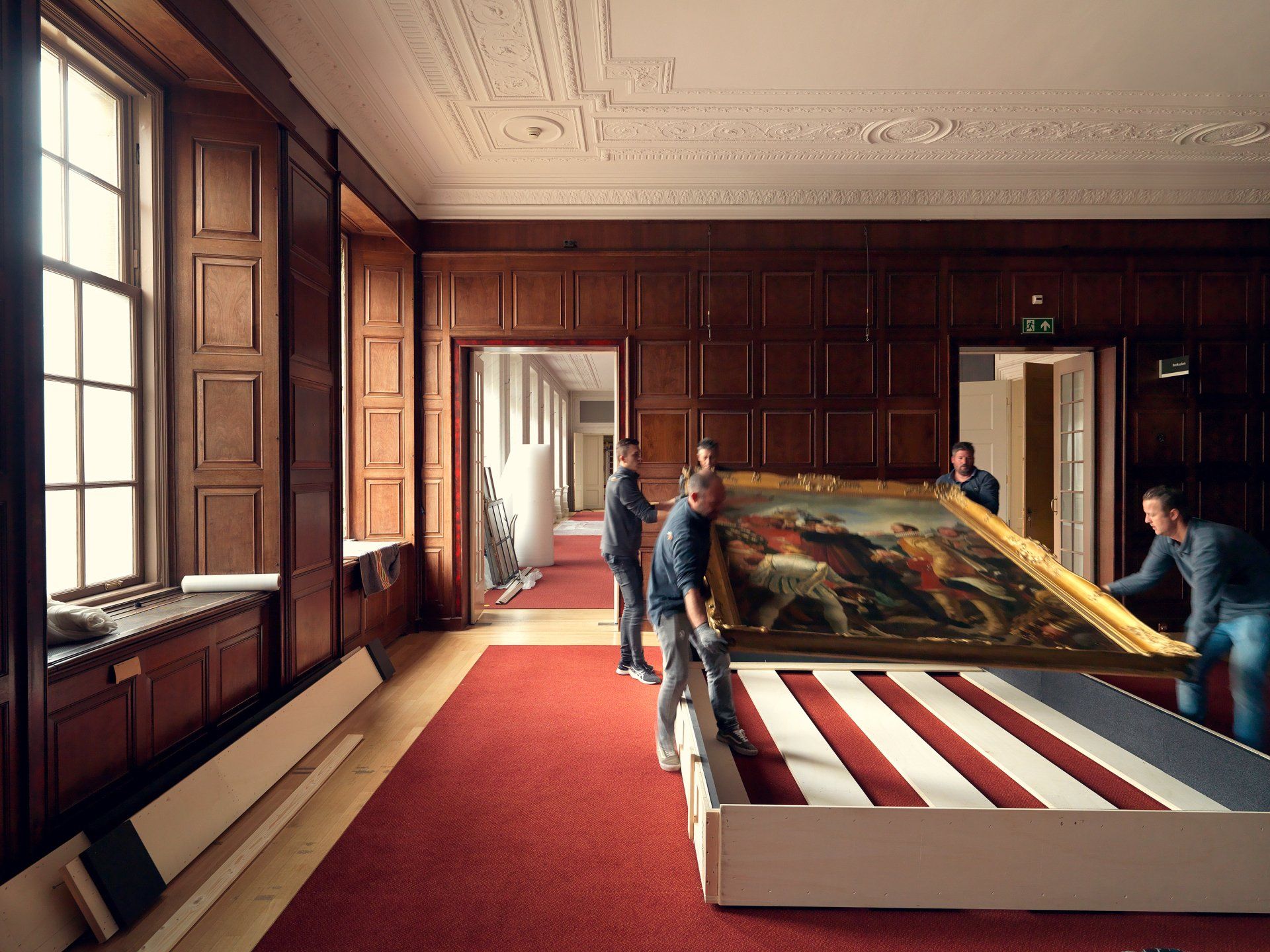 Dick Holthuis fotograaf vanDVeM. Inpakken en verhuizen van een schilderij uit de voormalige Tweede Kamer.