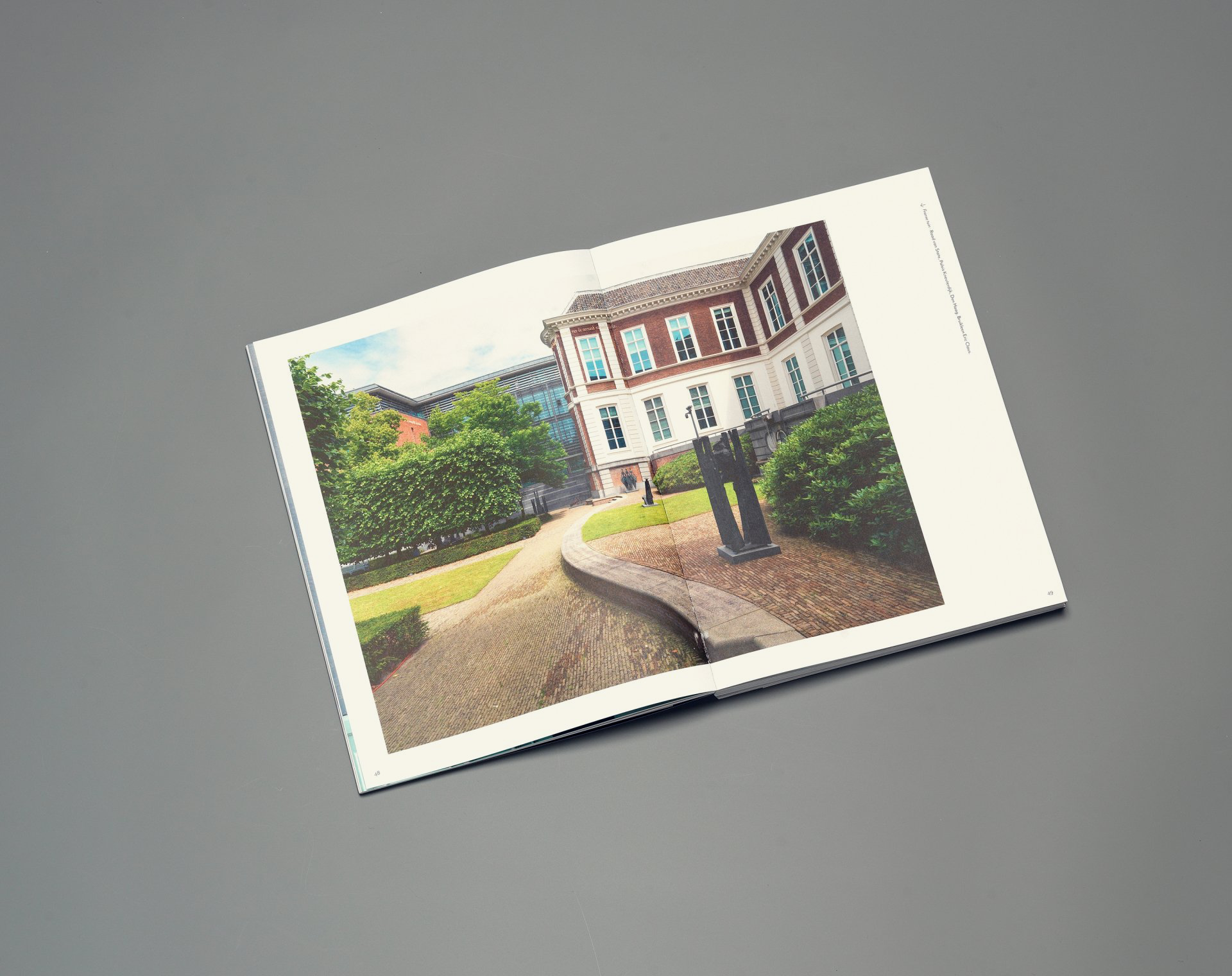Dick Holthuis fotograaf en initiatiefnemer van Document voor een Monument. Boek De Kunst van het Binnenhof.
