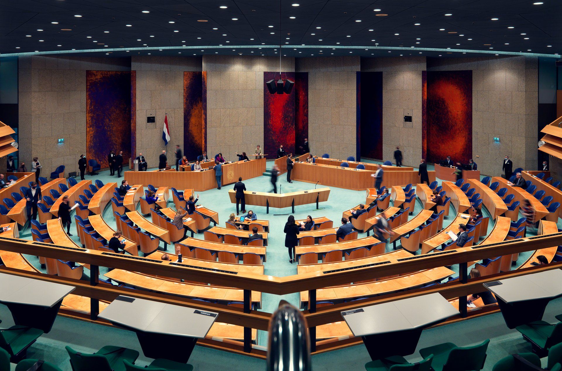 Dick Holthuis fotograaf en initiatiefnemer van Document voor een Monument.  De plenaire zaal van de Tweede Kamer .