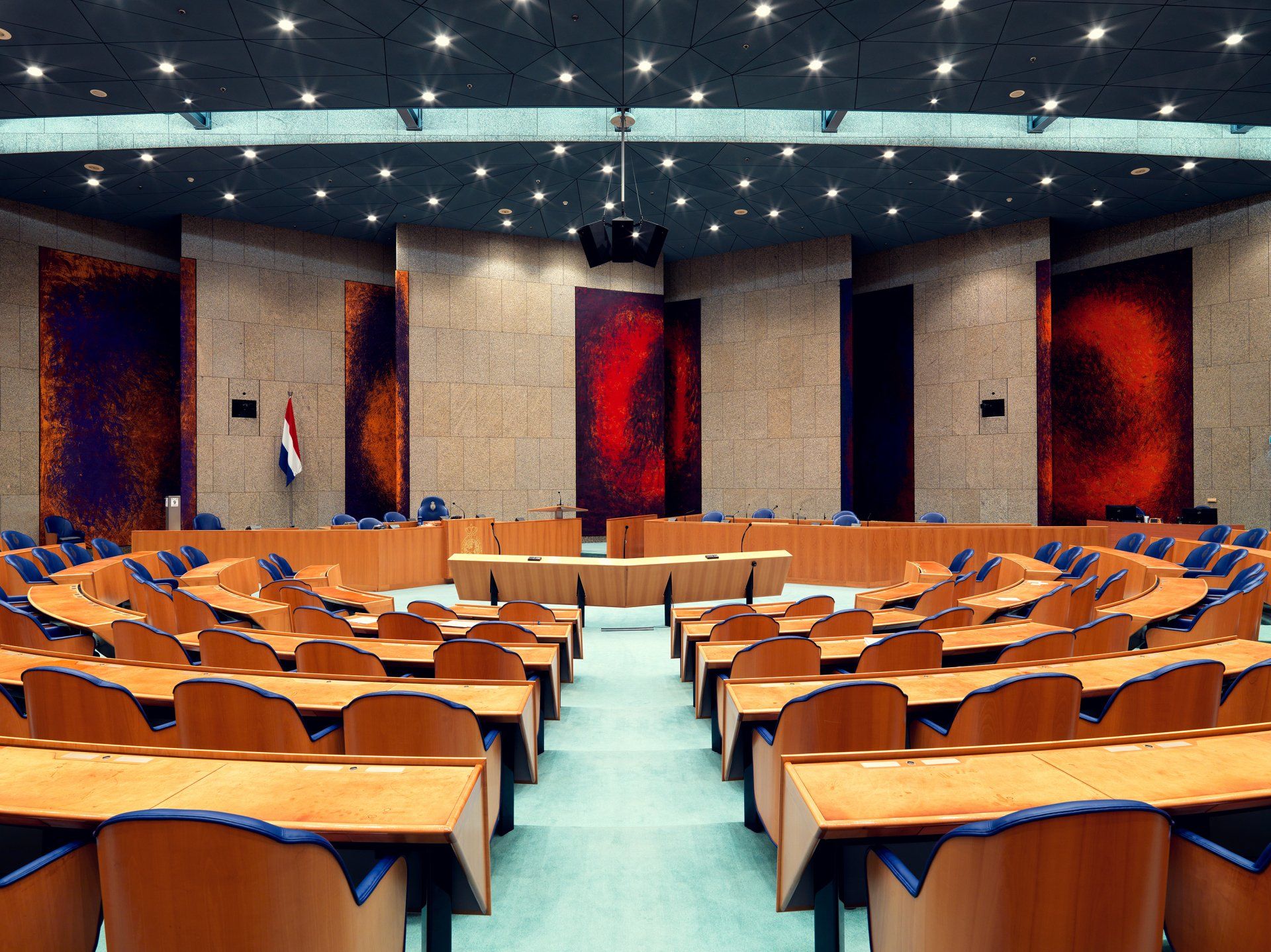 Dick Holthuis fotograaf van DVeM.  De oneindige ruimte van Rudi van de Wint in de plenaire zaal van de Tweede Kamer .