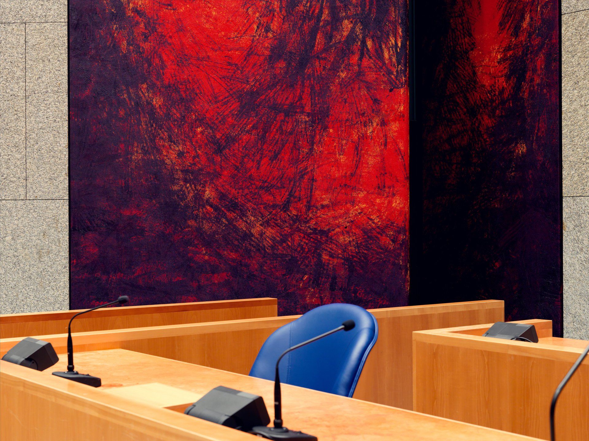 Dick Holthuis fotograaf van DVeM. De Oneindige ruimte van Rudi van de Wint in de plenaire zaal van de TK.