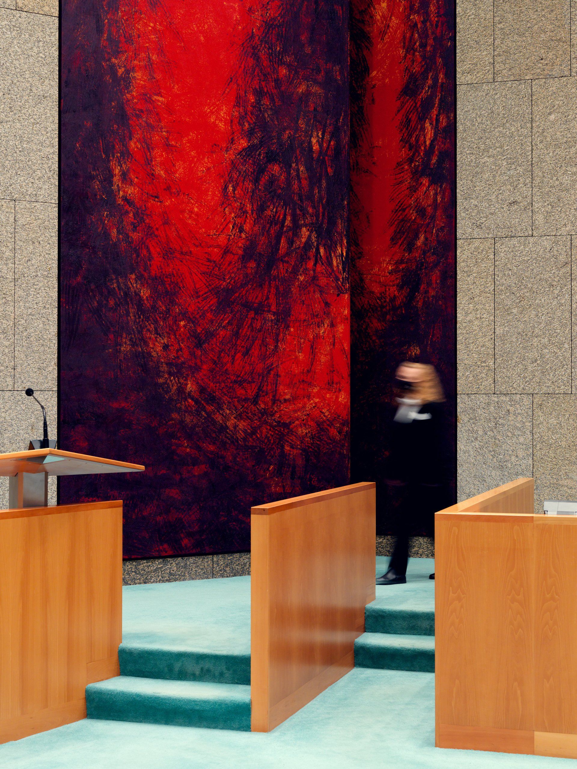Dick Holthuis fotograaf van DVeM.  De oneindige ruimte van Rudi van de Wint in de plenaire zaal van de Tweede Kamer .