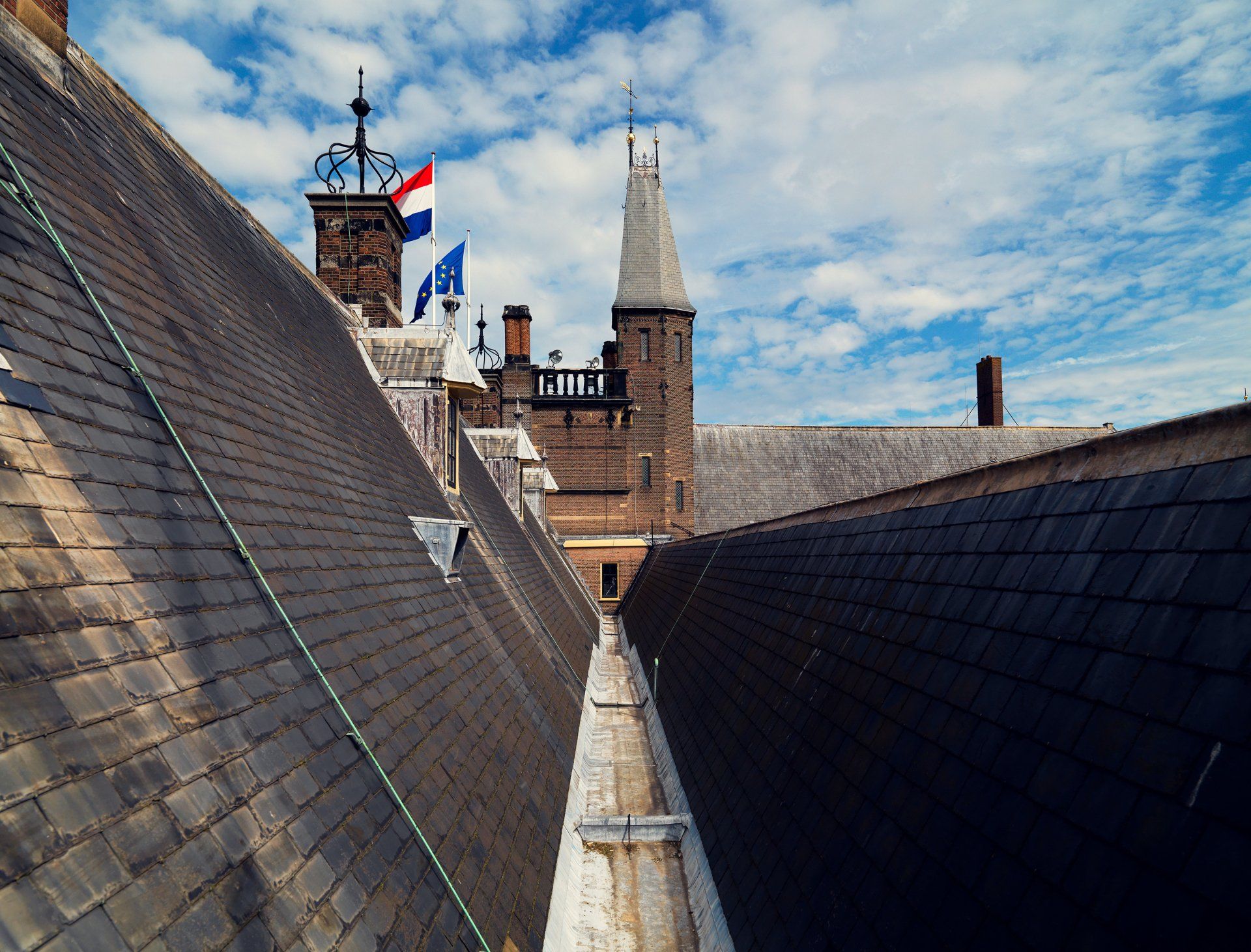 Dick Holthuis fotograaf en initiatiefnemer van DVeM.  Op het dak van de Raad van State met zicht op de Eerste Kamer.