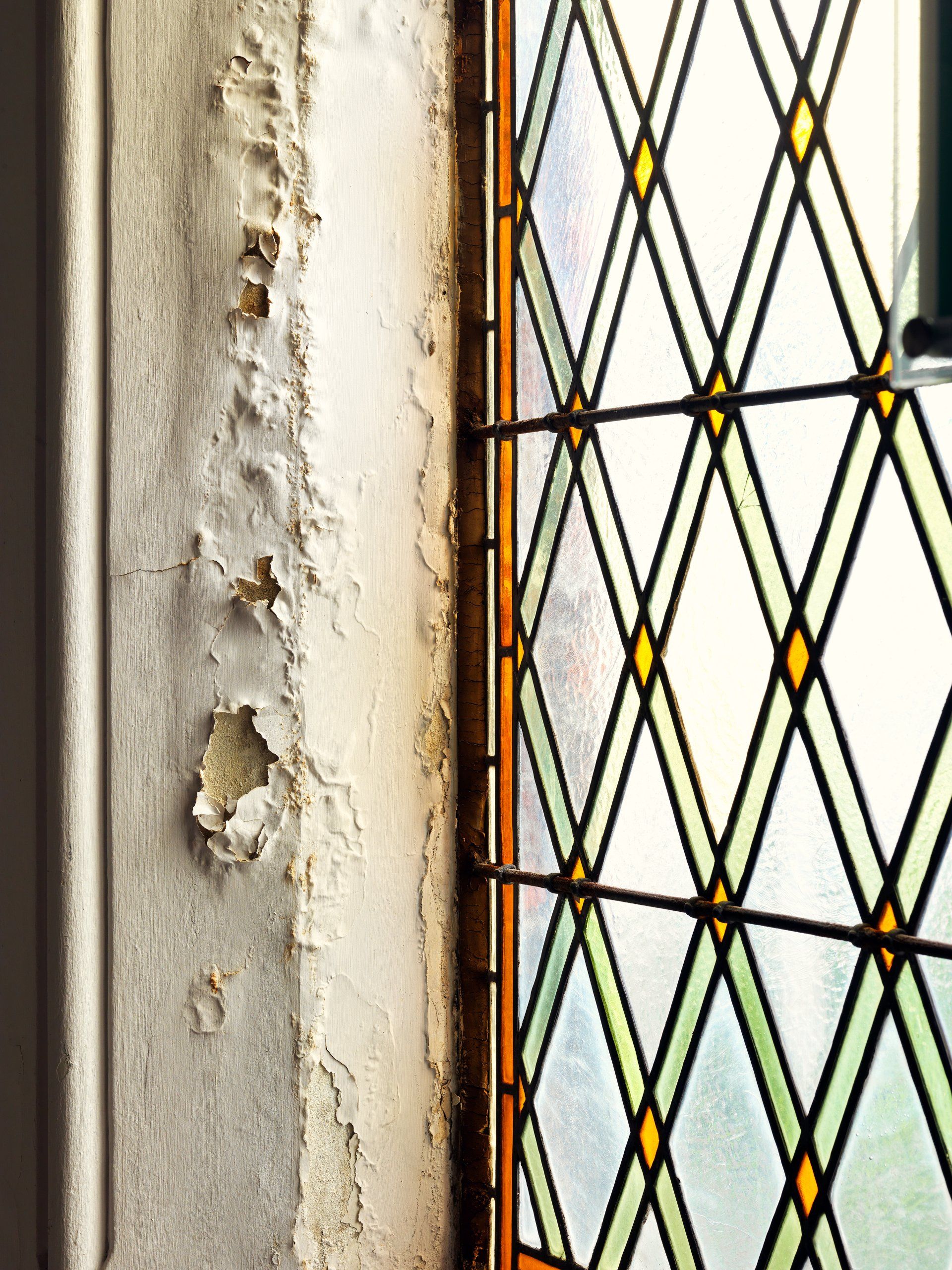 Dick Holthuis fotograaf van DVeM.  Detail van de staat van het gebouw van de Raad van State op het Binnenhof.