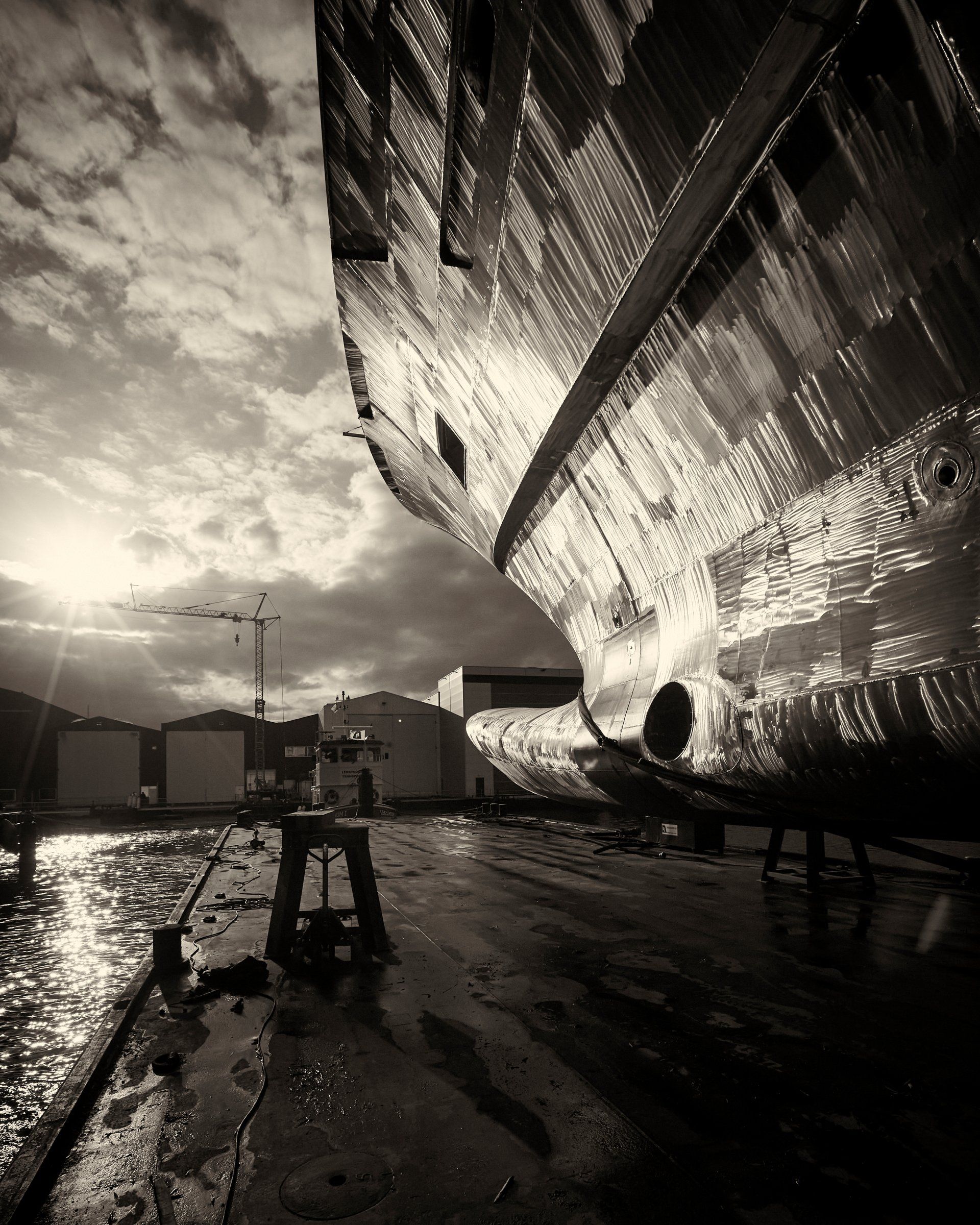 Heesen Yacht 16465 hull reflecting in the sun. ©Dick Holthuis International Yacht Photographer