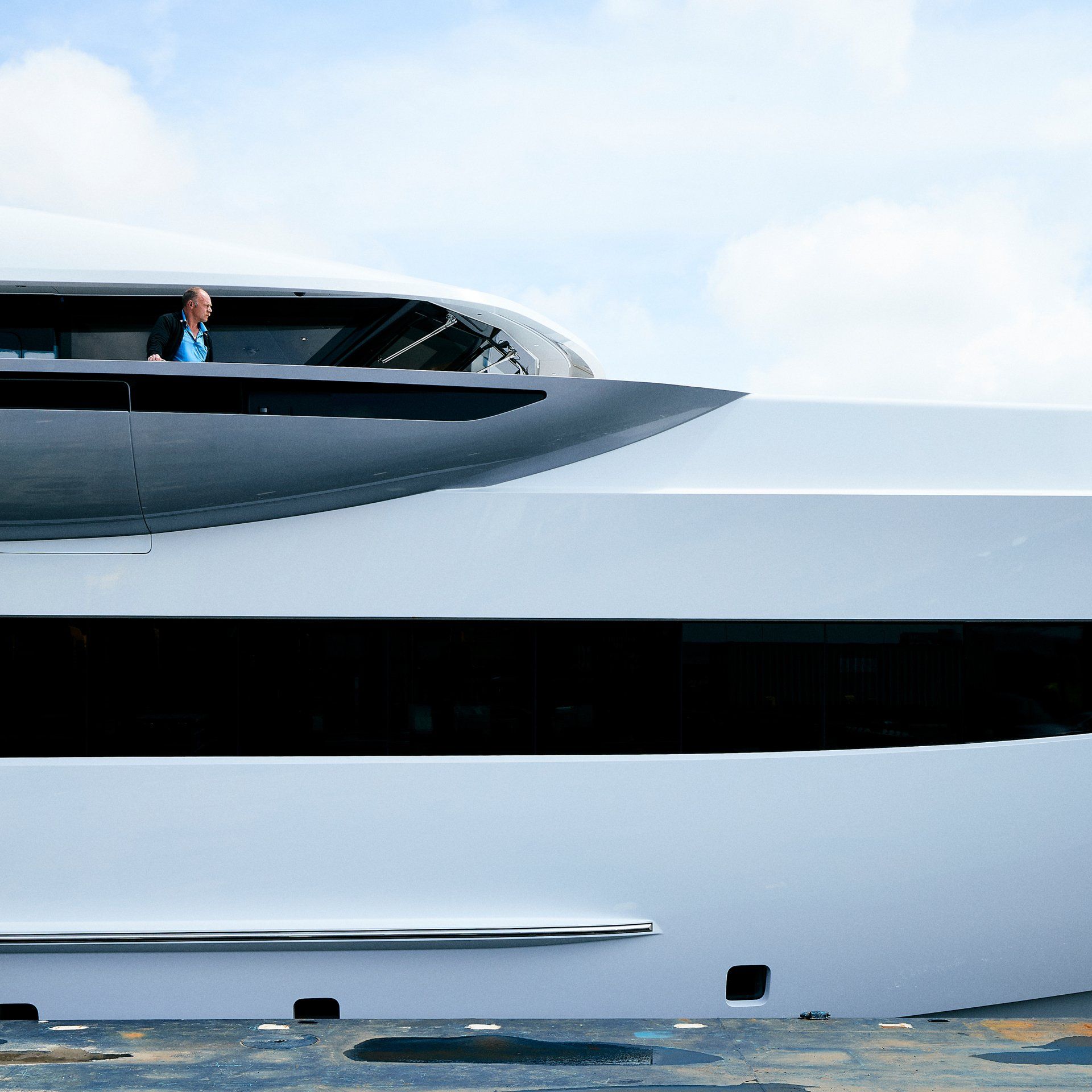Heesen Yacht 18556 carefully being moved, by the captain. ©Dick Holthuis International Yacht Photographer