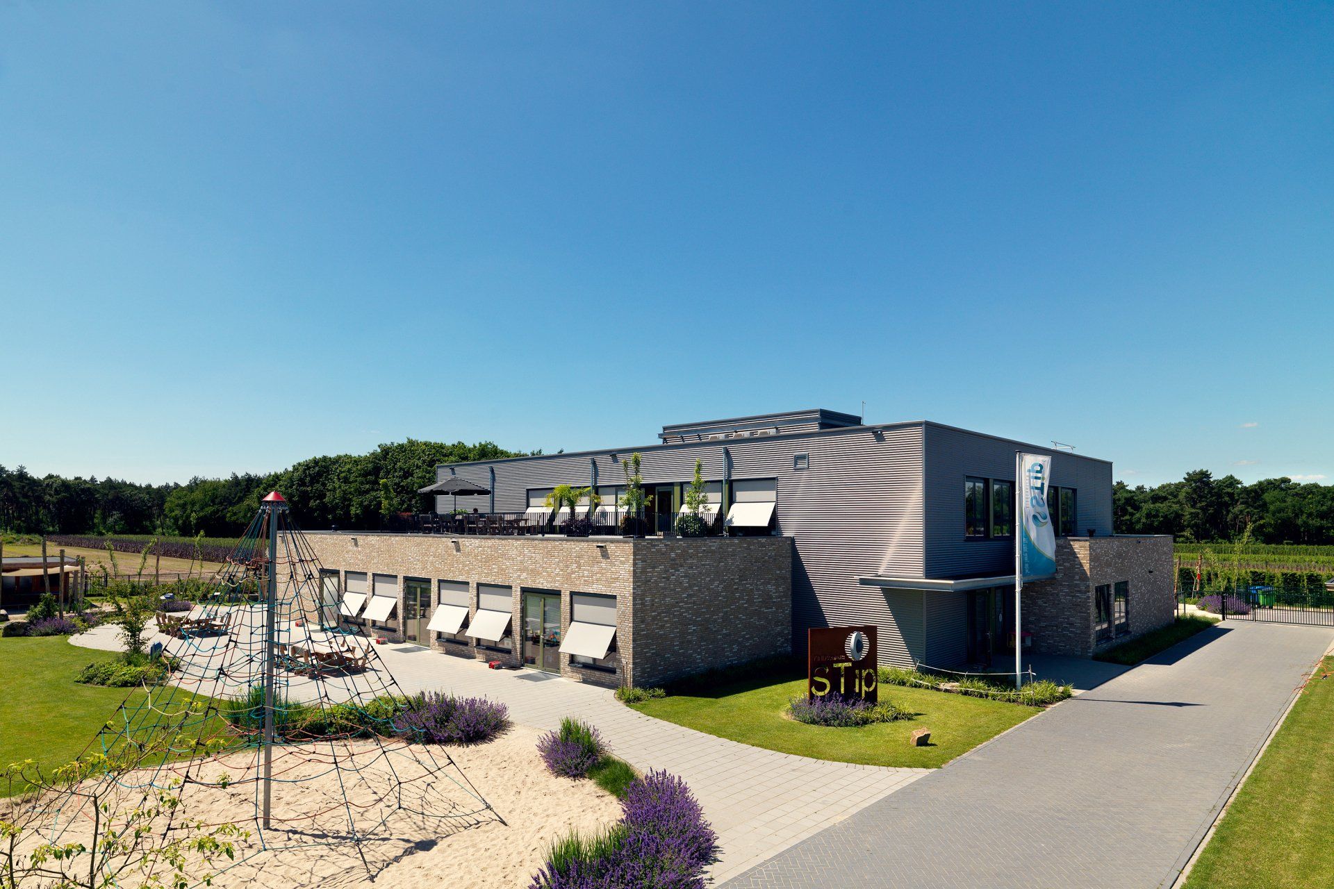 School, Lottum, The Netherlands. For Verheijen Smeets Architecten.  ©Dick Holthuis International Architectural Photographer