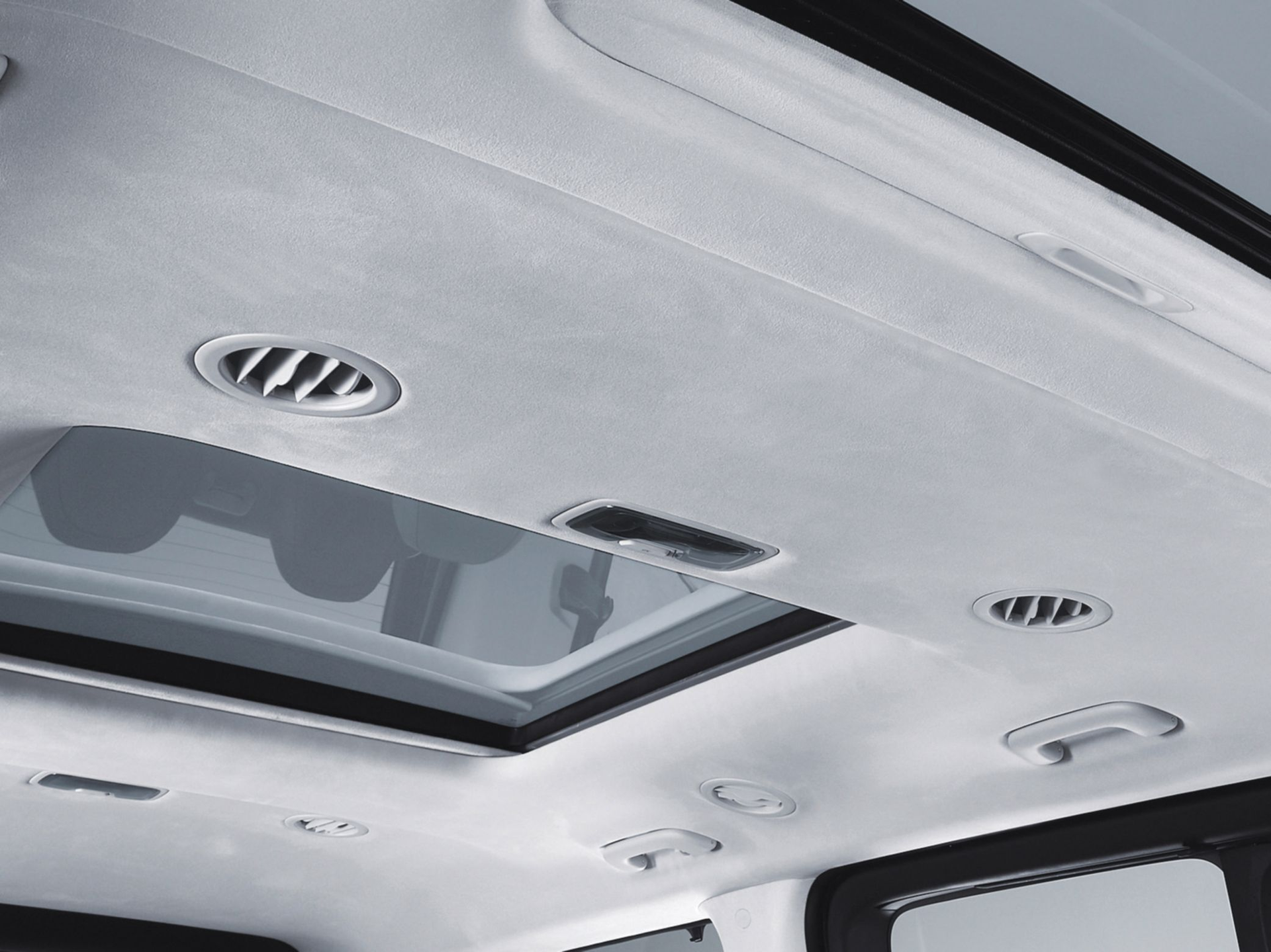 The ceiling of a car with a sunroof Staria