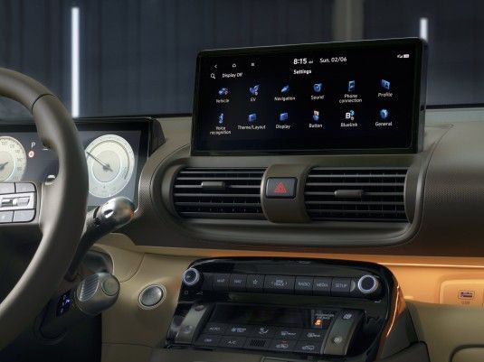 The interior of a car with a steering wheel and a radio. Inster