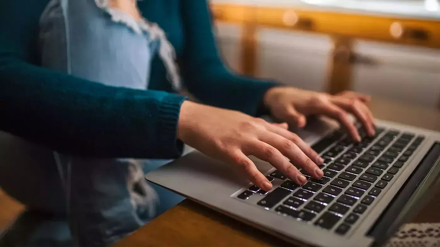 Pros and Cons of Doing Community Service Online in Texas